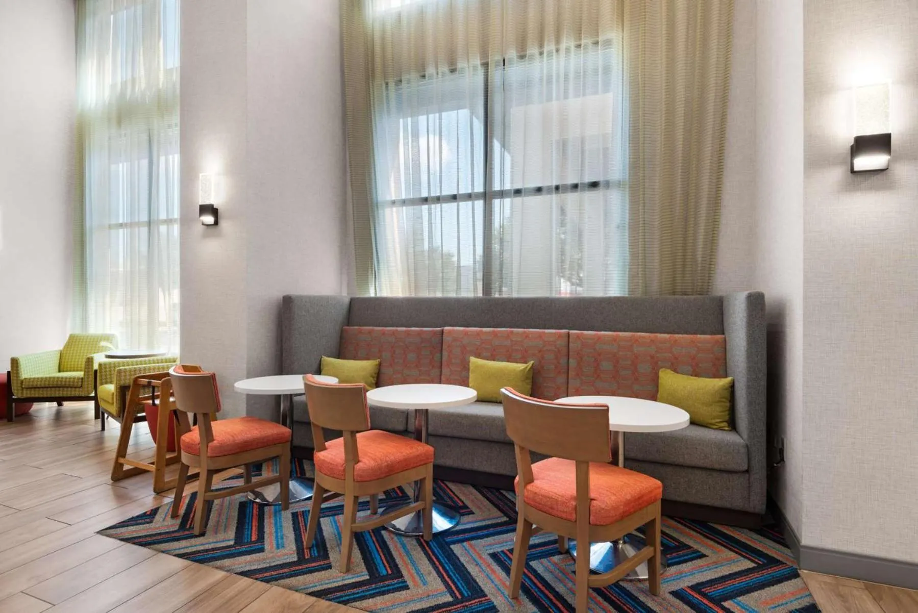 Dining area in Hampton Inn & Suites Pensacola I-10 N at University Town Plaza