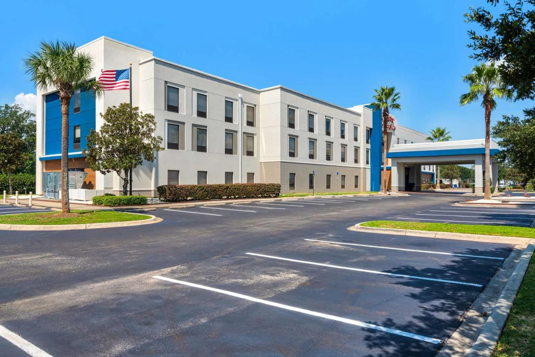 Property building in Hampton Inn & Suites Pensacola I-10 N at University Town Plaza