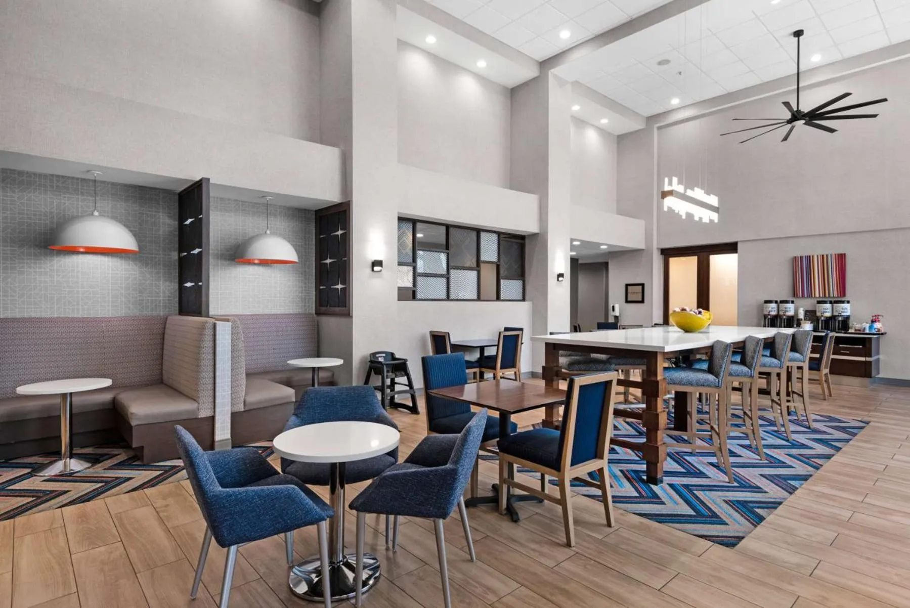 Dining area in Hampton Inn & Suites Pensacola I-10 N at University Town Plaza