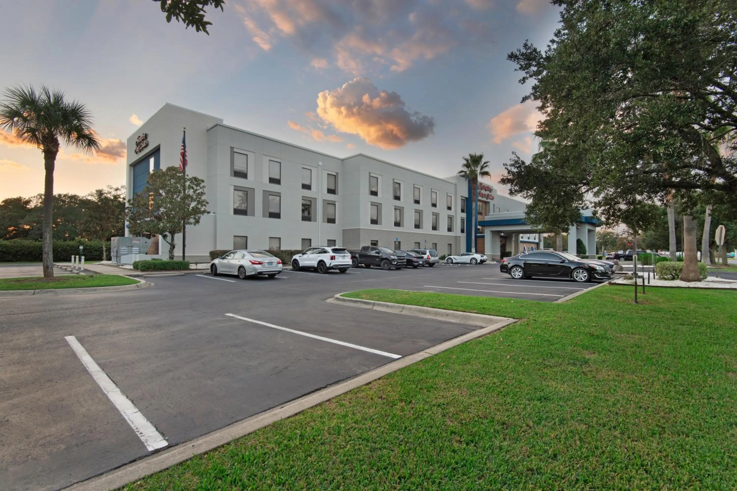 Property building in Hampton Inn & Suites Pensacola I-10 N at University Town Plaza