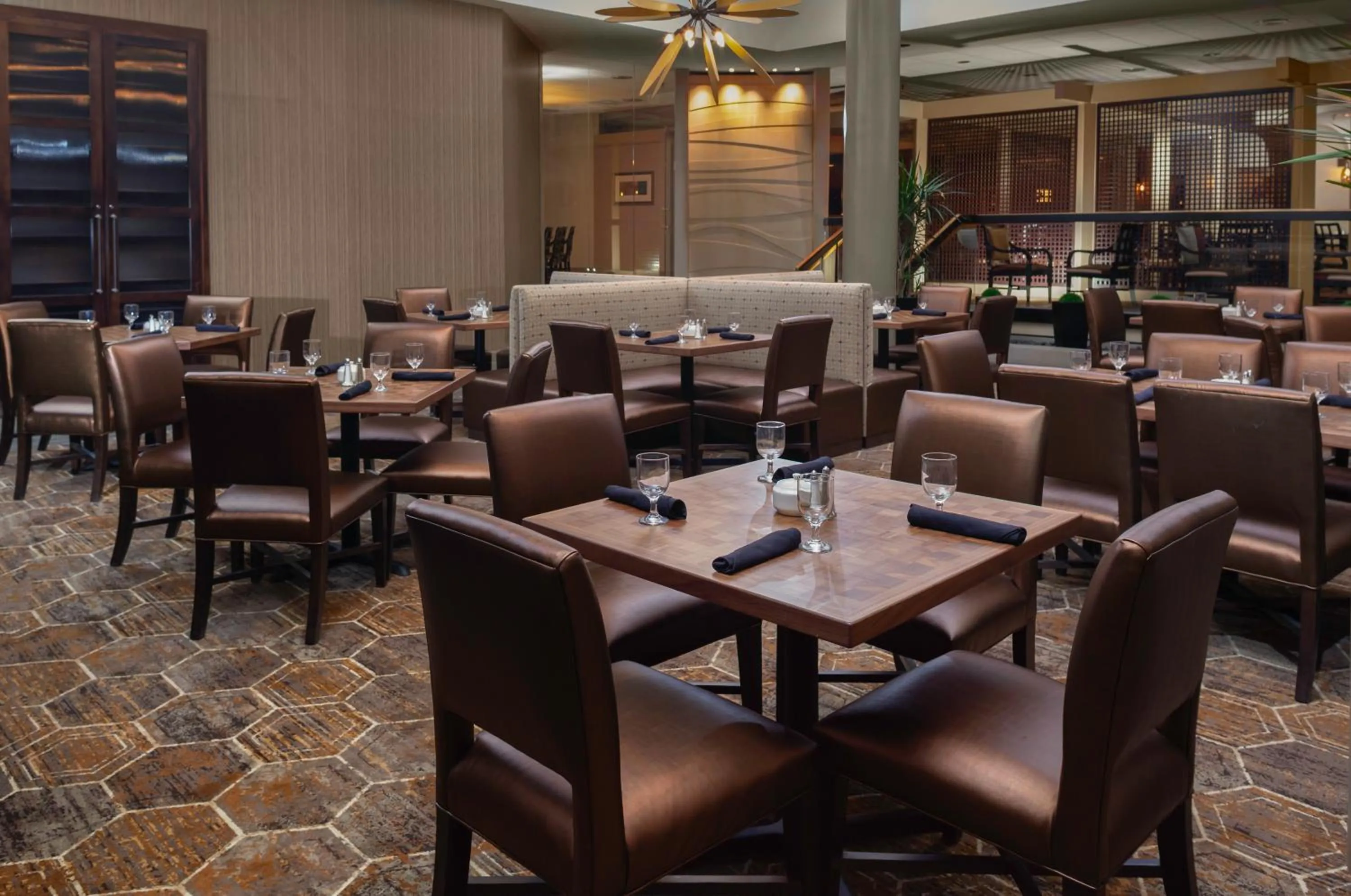 Restaurant/places to eat in DoubleTree by Hilton Kansas City - Overland Park