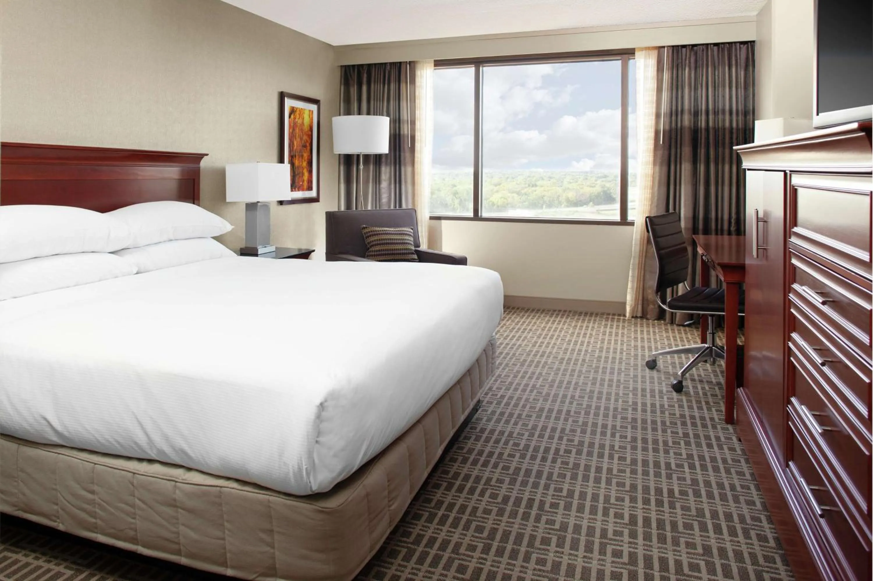 Bed in DoubleTree by Hilton Kansas City - Overland Park