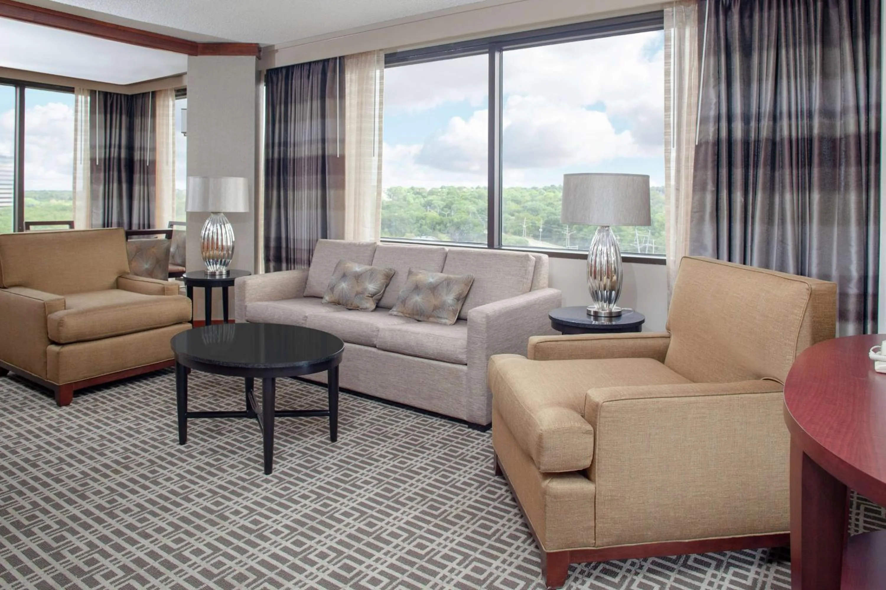 Living room in DoubleTree by Hilton Kansas City - Overland Park