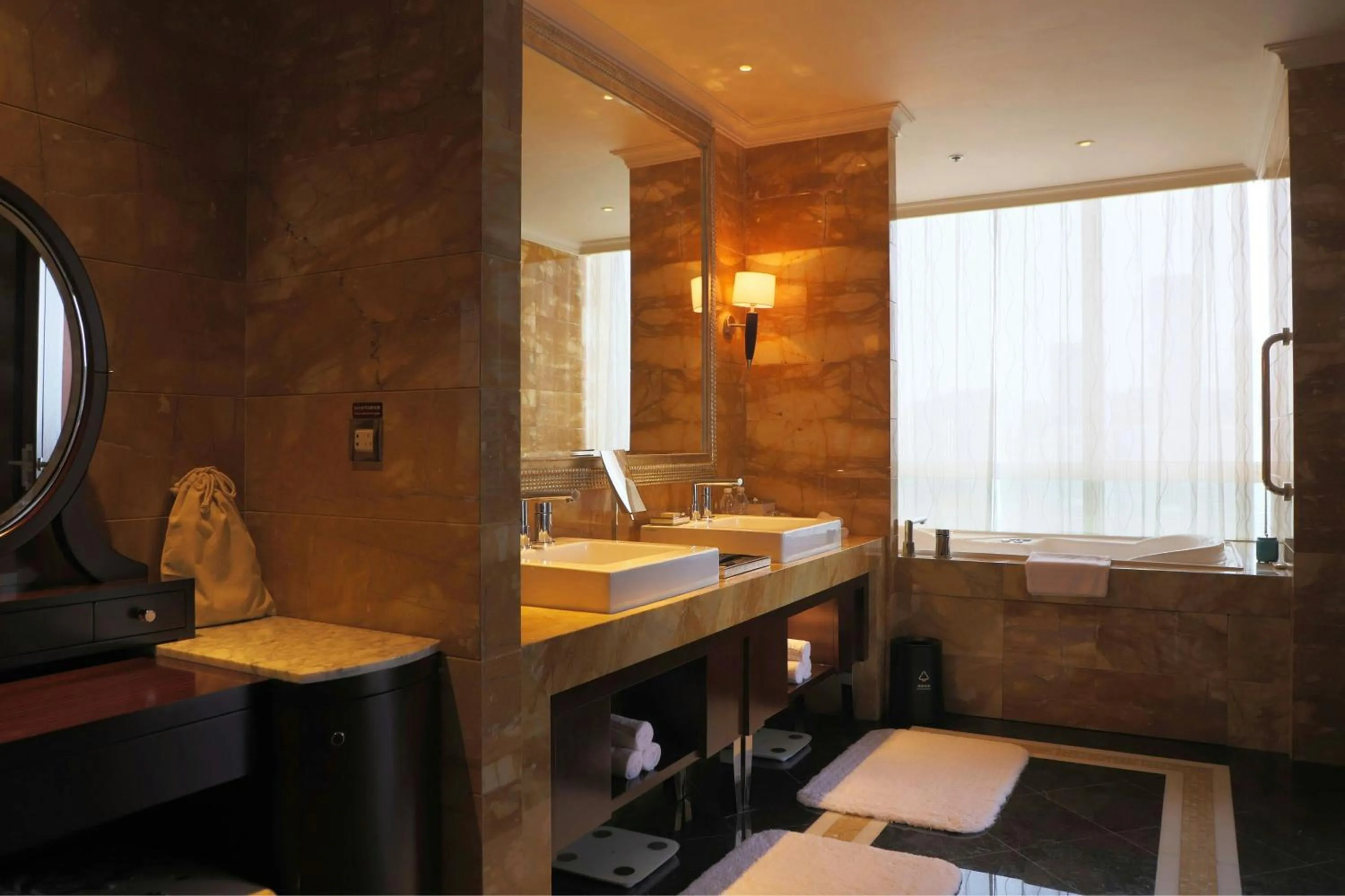 Bedroom, Bed in Renaissance Beijing Capital Hotel