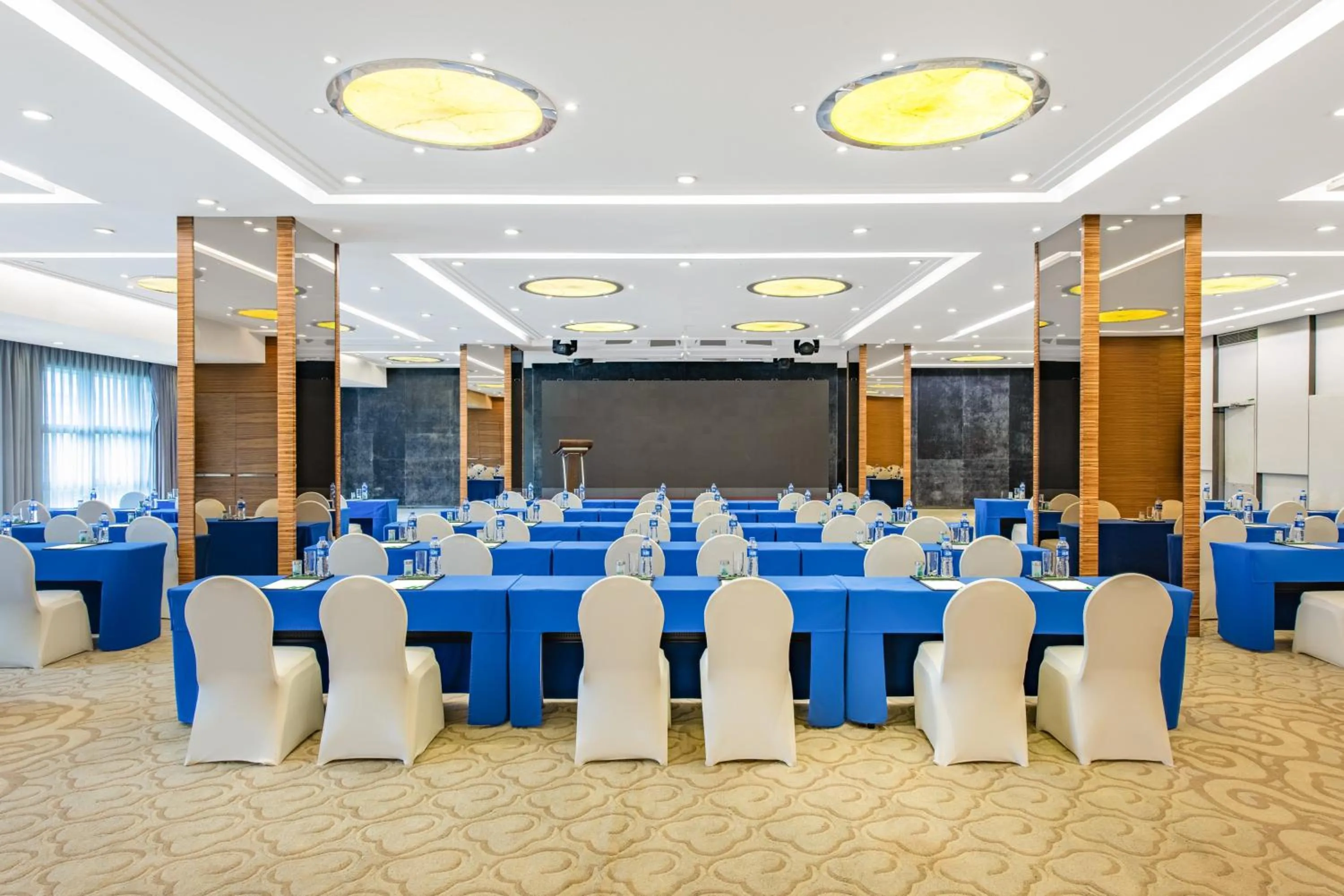 Meeting/conference room in Holiday Inn Beijing Deshengmen by IHG on 2nd Ring Road Extension 10-15 minute taxi ride to Shichahai Lama Temple Drum Tower Close to Beijing North Station for Badaling Great Wall Near Exit B Jishuitan Metro Line 2