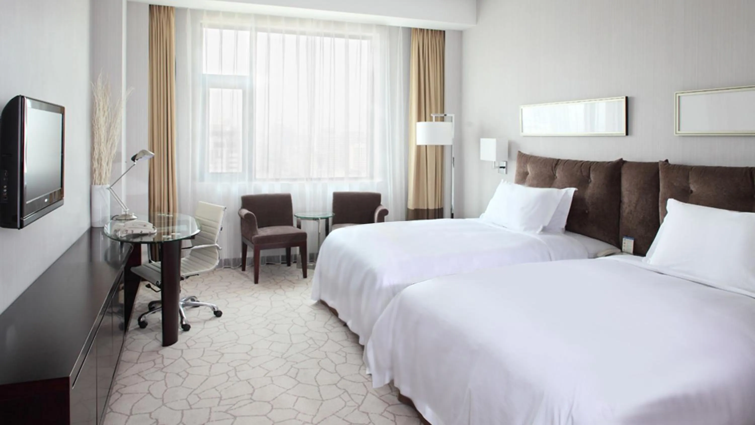 Photo of the whole room, Bed in Holiday Inn Beijing Deshengmen by IHG on 2nd Ring Road Extension 10-15 minute taxi ride to Shichahai Lama Temple Drum Tower Close to Beijing North Station for Badaling Great Wall Near Exit B Jishuitan Metro Line 2