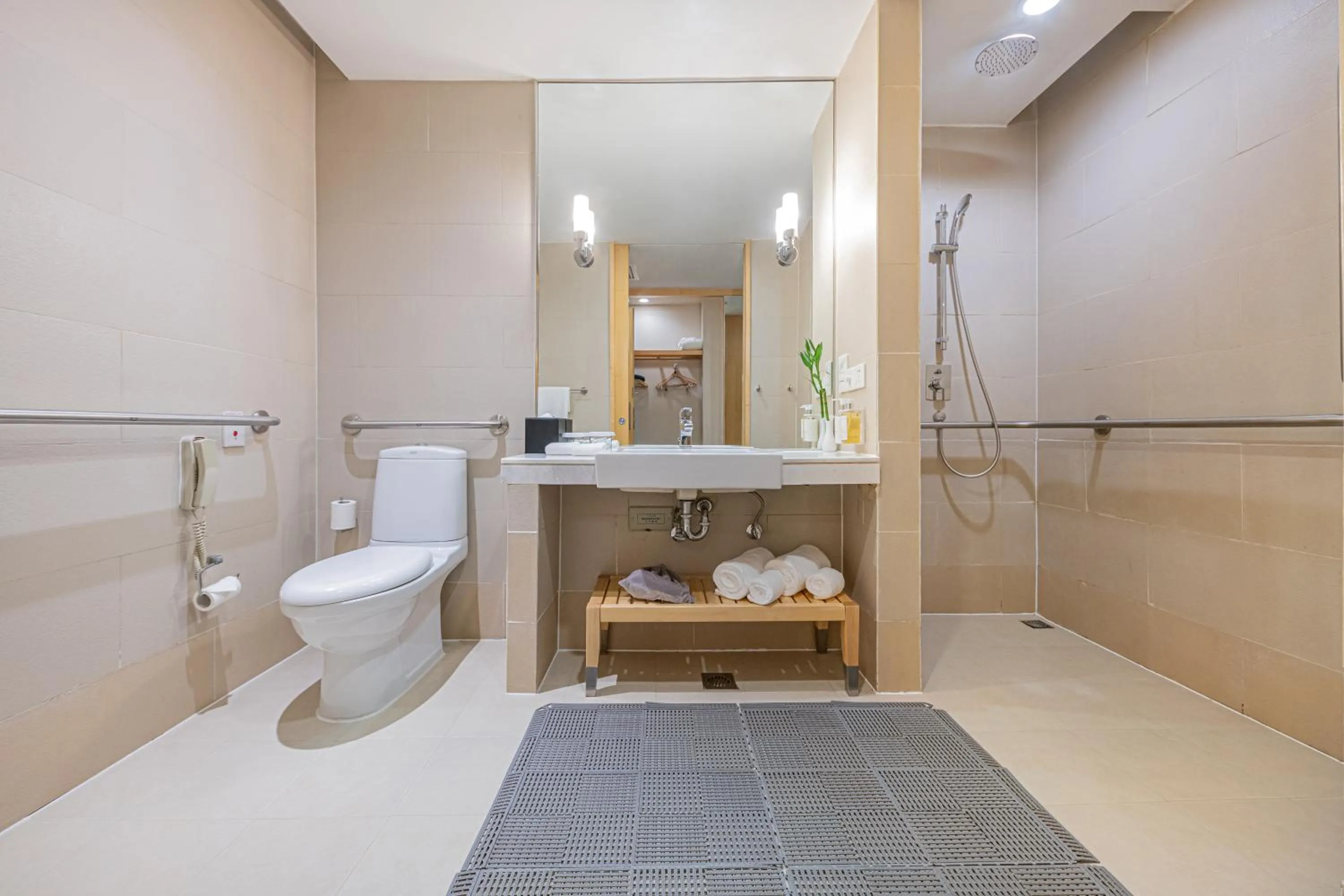 Facility for disabled guests in Holiday Inn Beijing Deshengmen by IHG on 2nd Ring Road Extension 10-15 minute taxi ride to Shichahai Lama Temple Drum Tower Close to Beijing North Station for Badaling Great Wall Near Exit B Jishuitan Metro Line 2