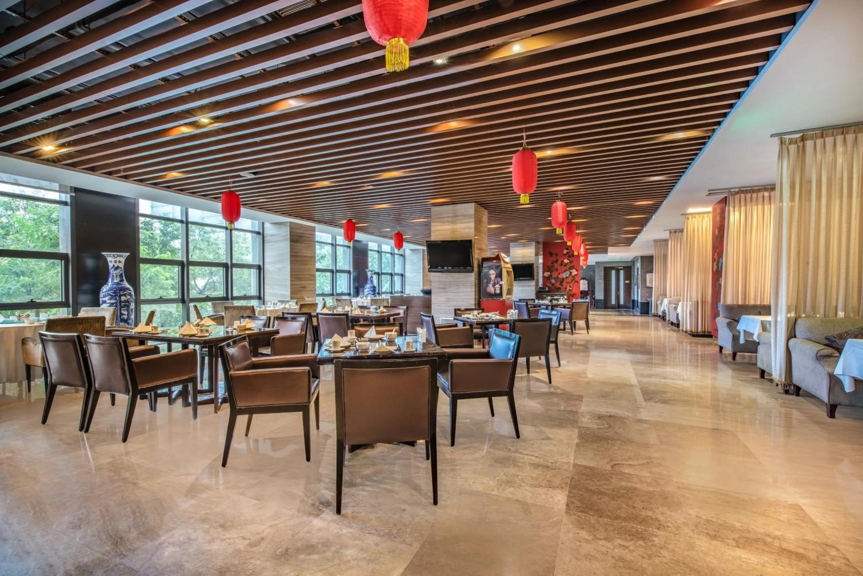 Restaurant/places to eat in Holiday Inn Beijing Deshengmen by IHG on 2nd Ring Road Extension 10-15 minute taxi ride to Shichahai Lama Temple Drum Tower Close to Beijing North Station for Badaling Great Wall Near Exit B Jishuitan Metro Line 2