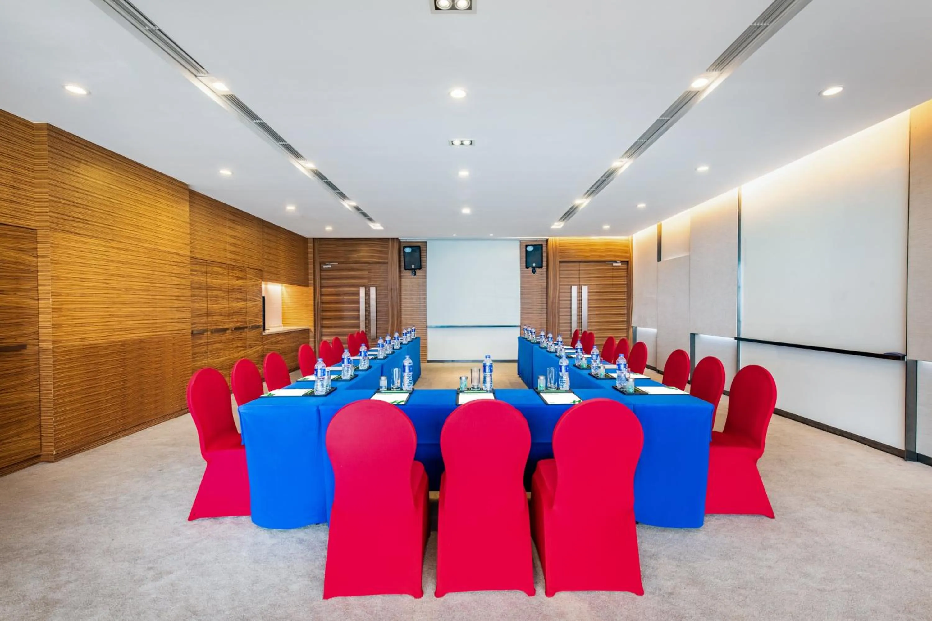 Meeting/conference room in Holiday Inn Beijing Deshengmen by IHG on 2nd Ring Road Extension 10-15 minute taxi ride to Shichahai Lama Temple Drum Tower Close to Beijing North Station for Badaling Great Wall Near Exit B Jishuitan Metro Line 2
