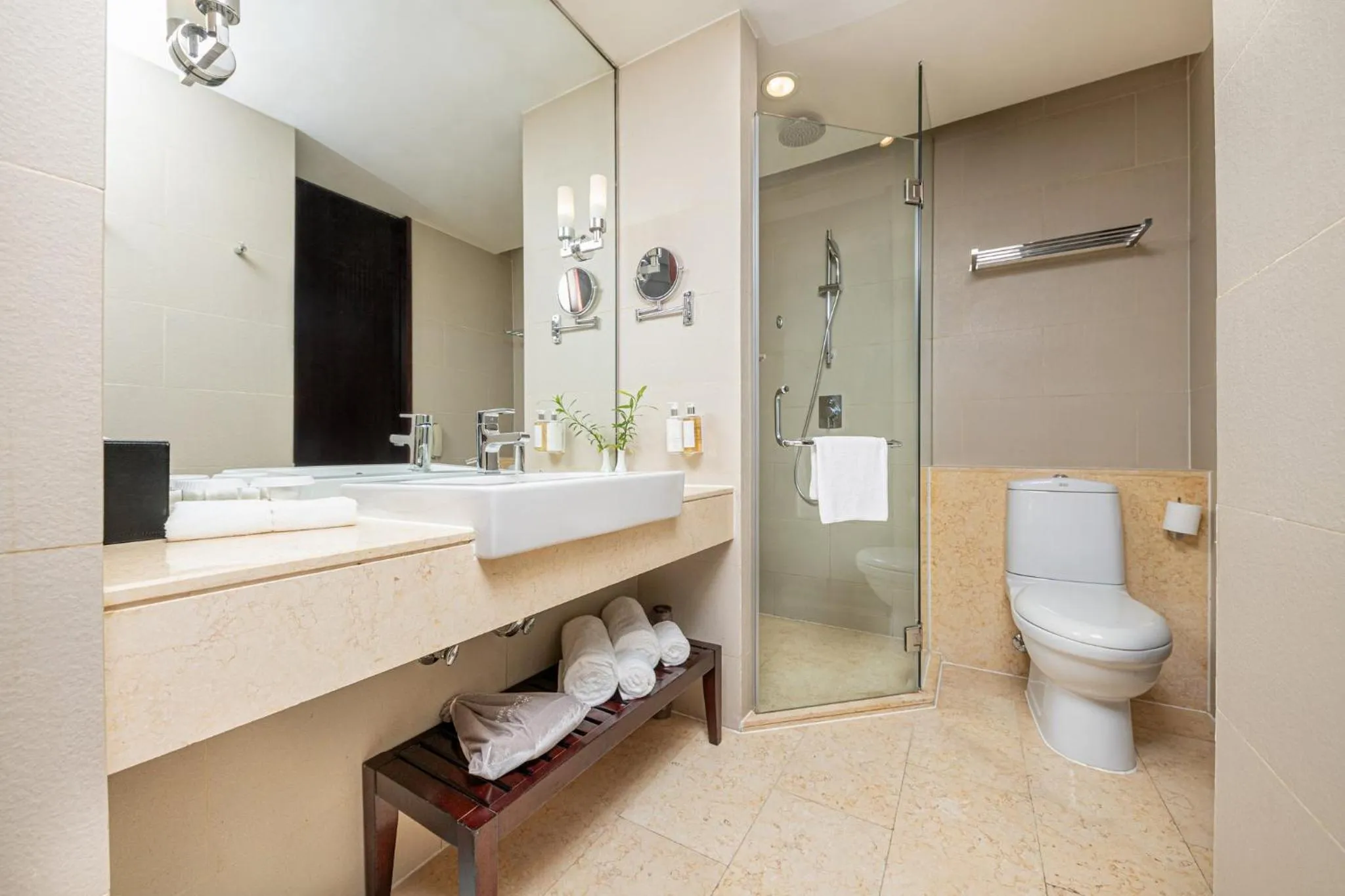 Bathroom in Holiday Inn Beijing Deshengmen by IHG on 2nd Ring Road Extension 10-15 minute taxi ride to Shichahai Lama Temple Drum Tower Close to Beijing North Station for Badaling Great Wall Near Exit B Jishuitan Metro Line 2