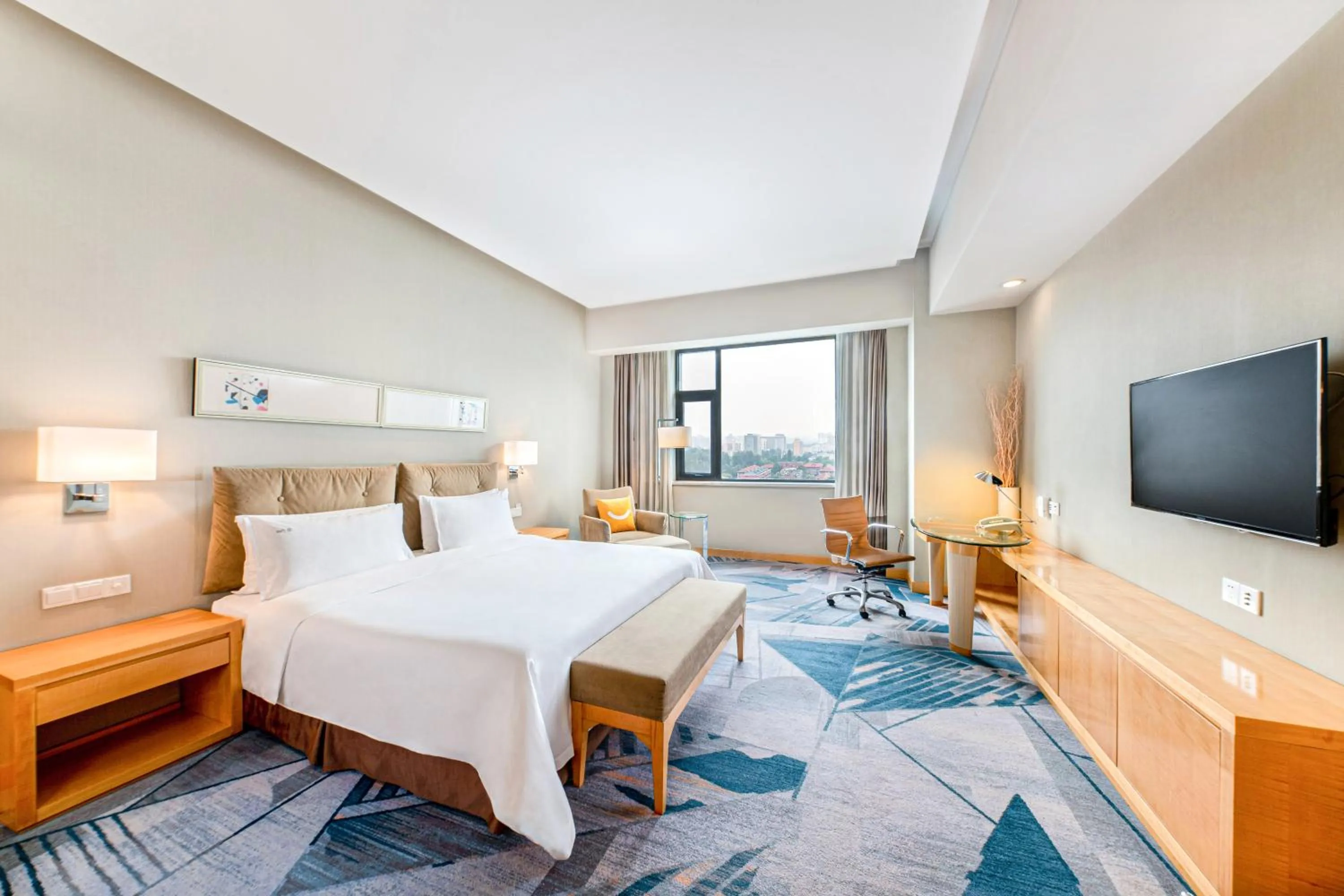 Photo of the whole room, Bed in Holiday Inn Beijing Deshengmen by IHG on 2nd Ring Road Extension 10-15 minute taxi ride to Shichahai Lama Temple Drum Tower Close to Beijing North Station for Badaling Great Wall Near Exit B Jishuitan Metro Line 2