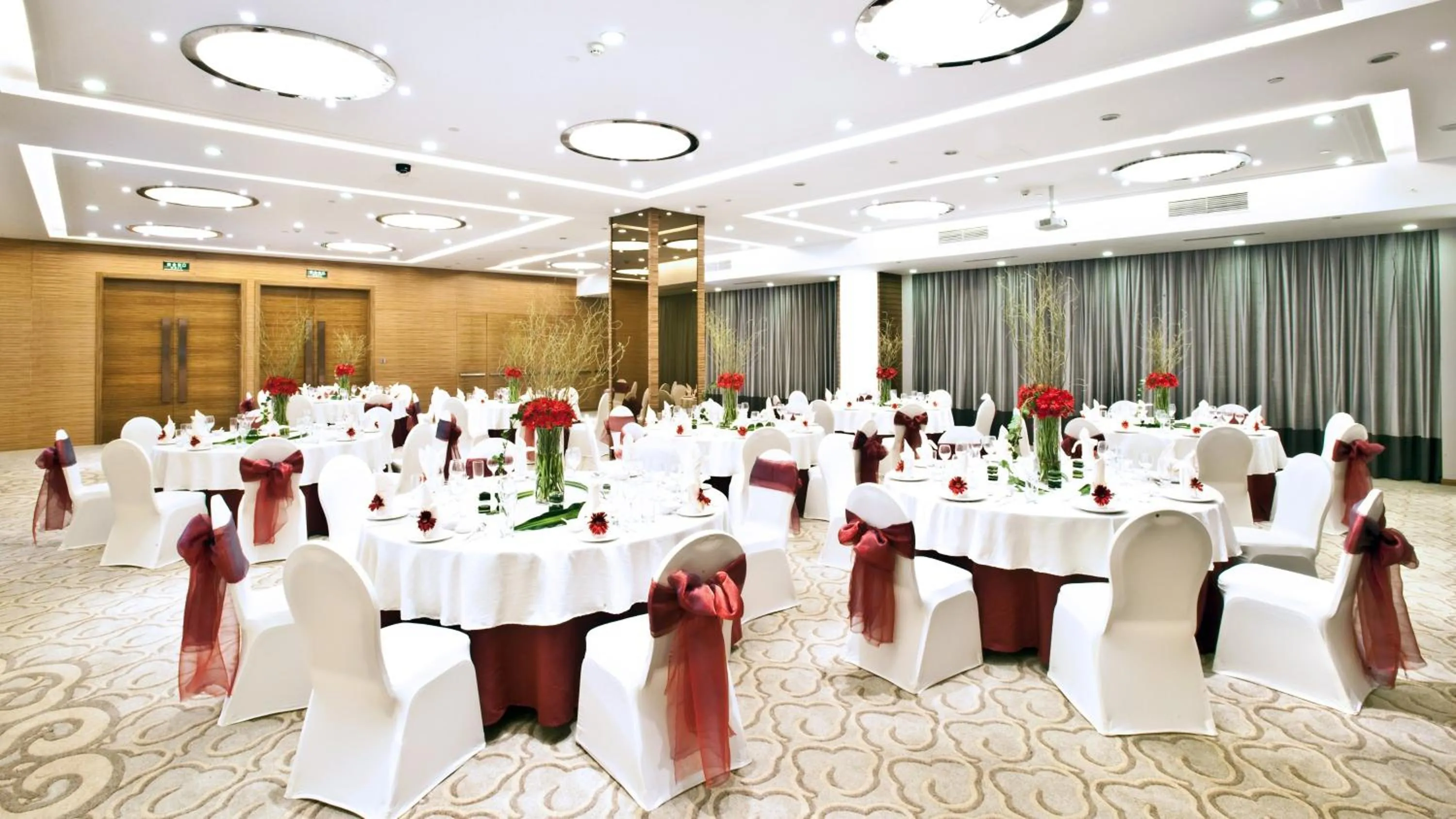Banquet/Function facilities in Holiday Inn Beijing Deshengmen by IHG on 2nd Ring Road Extension 10-15 minute taxi ride to Shichahai Lama Temple Drum Tower Close to Beijing North Station for Badaling Great Wall Near Exit B Jishuitan Metro Line 2