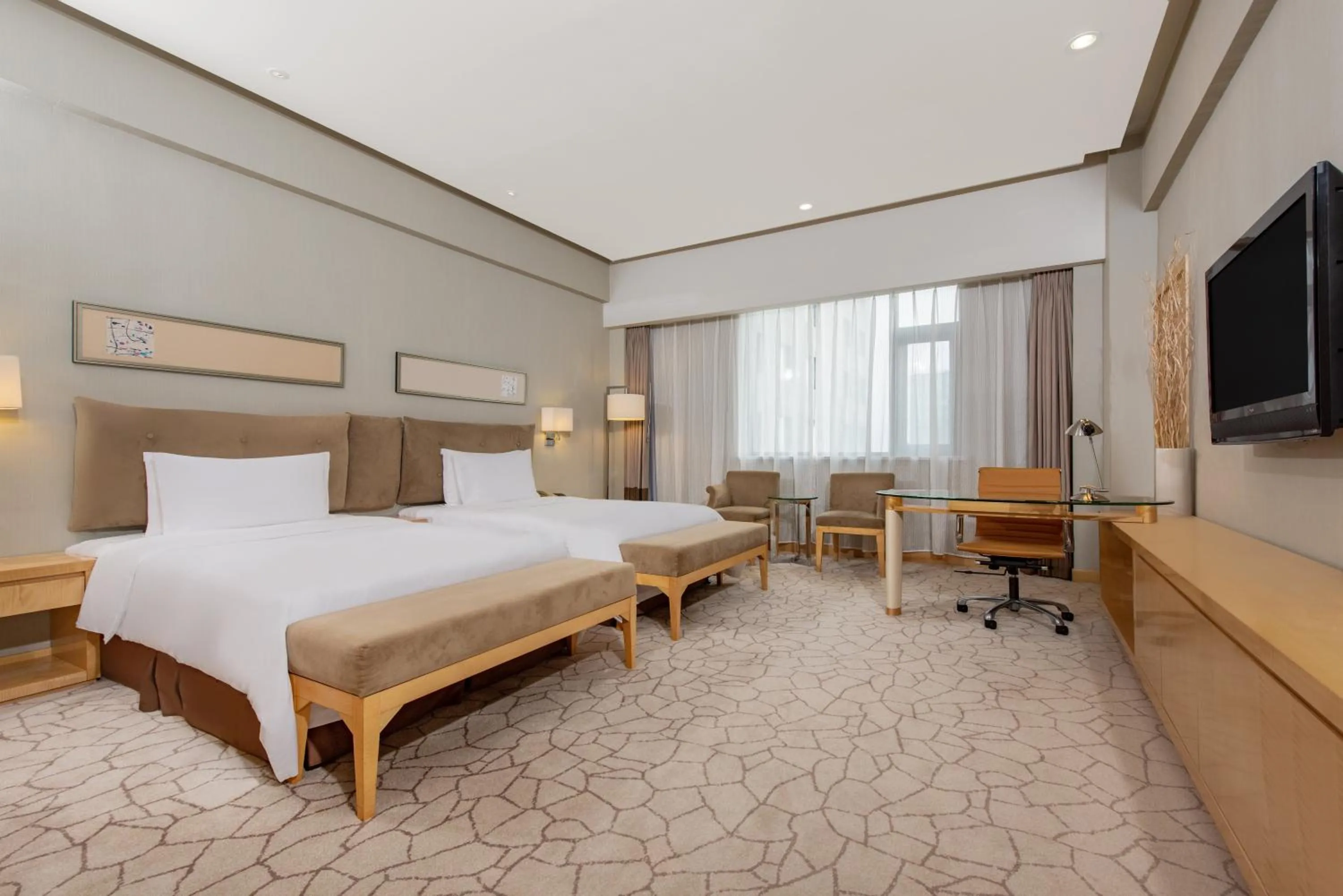 Photo of the whole room, Bed in Holiday Inn Beijing Deshengmen by IHG on 2nd Ring Road Extension 10-15 minute taxi ride to Shichahai Lama Temple Drum Tower Close to Beijing North Station for Badaling Great Wall Near Exit B Jishuitan Metro Line 2