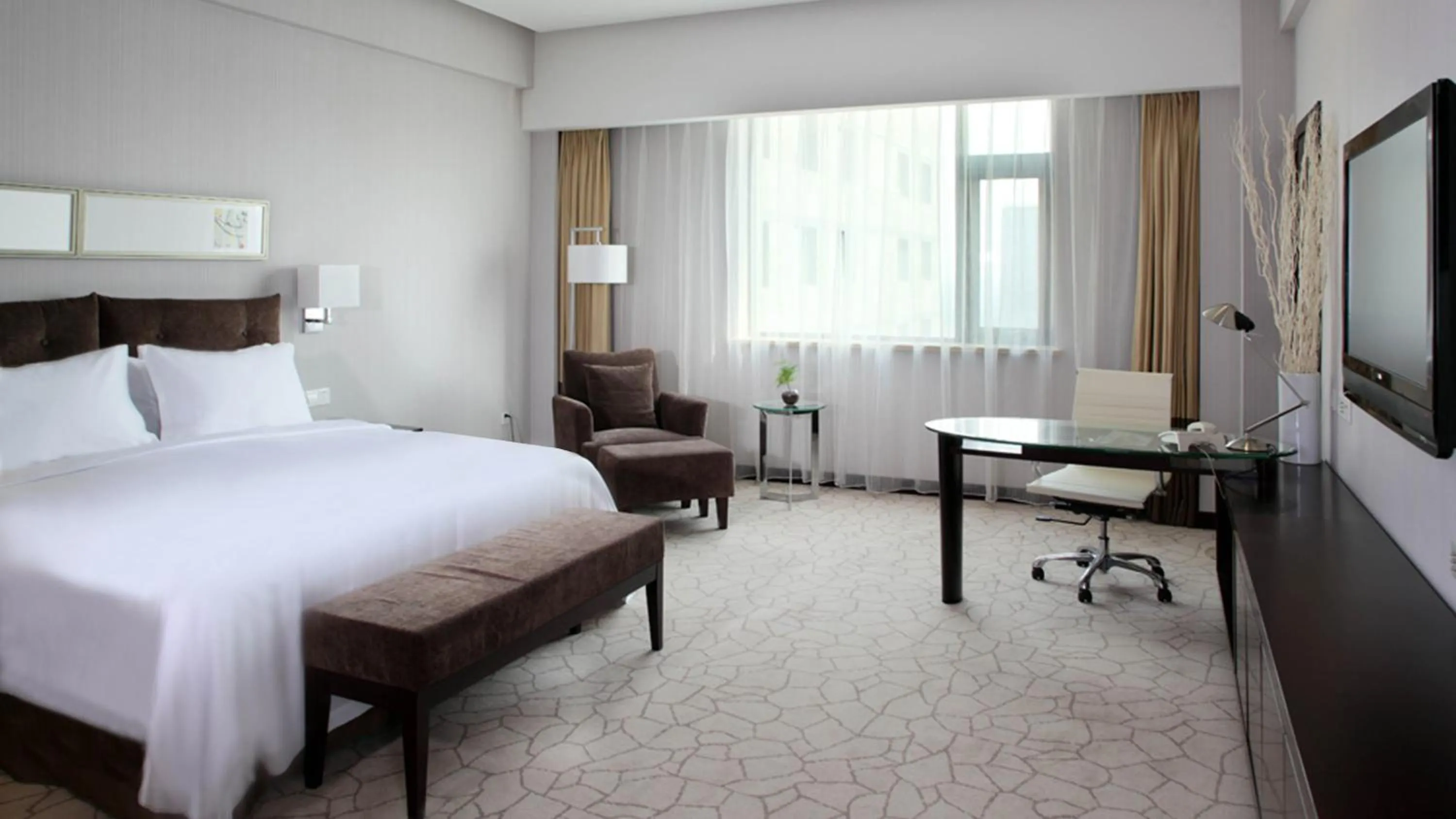 Photo of the whole room, Bed in Holiday Inn Beijing Deshengmen by IHG on 2nd Ring Road Extension 10-15 minute taxi ride to Shichahai Lama Temple Drum Tower Close to Beijing North Station for Badaling Great Wall Near Exit B Jishuitan Metro Line 2