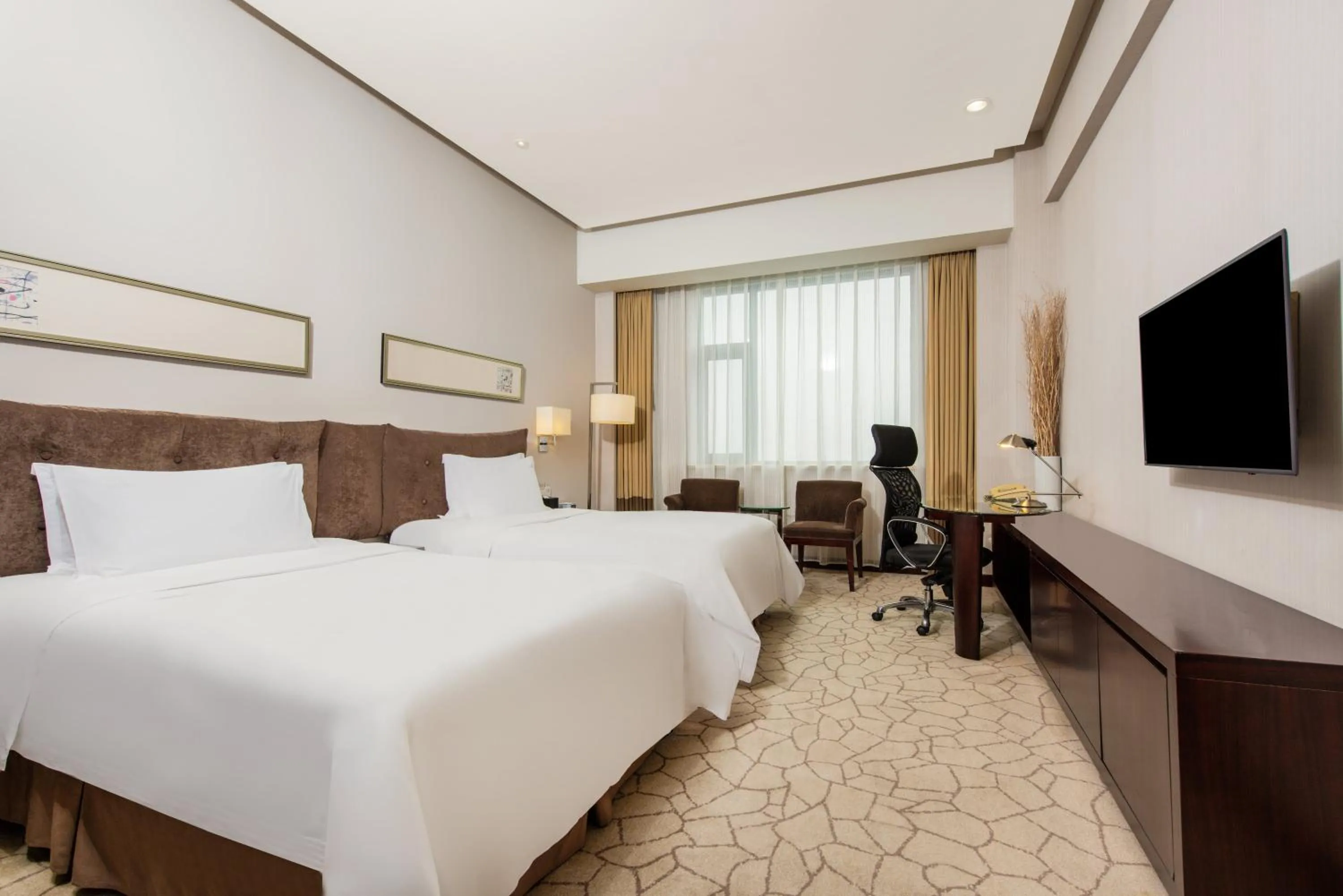 Photo of the whole room, Bed in Holiday Inn Beijing Deshengmen by IHG on 2nd Ring Road Extension 10-15 minute taxi ride to Shichahai Lama Temple Drum Tower Close to Beijing North Station for Badaling Great Wall Near Exit B Jishuitan Metro Line 2