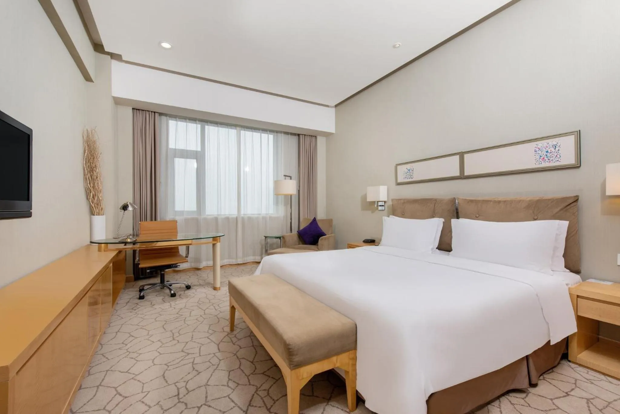 Photo of the whole room, Bed in Holiday Inn Beijing Deshengmen by IHG on 2nd Ring Road Extension 10-15 minute taxi ride to Shichahai Lama Temple Drum Tower Close to Beijing North Station for Badaling Great Wall Near Exit B Jishuitan Metro Line 2