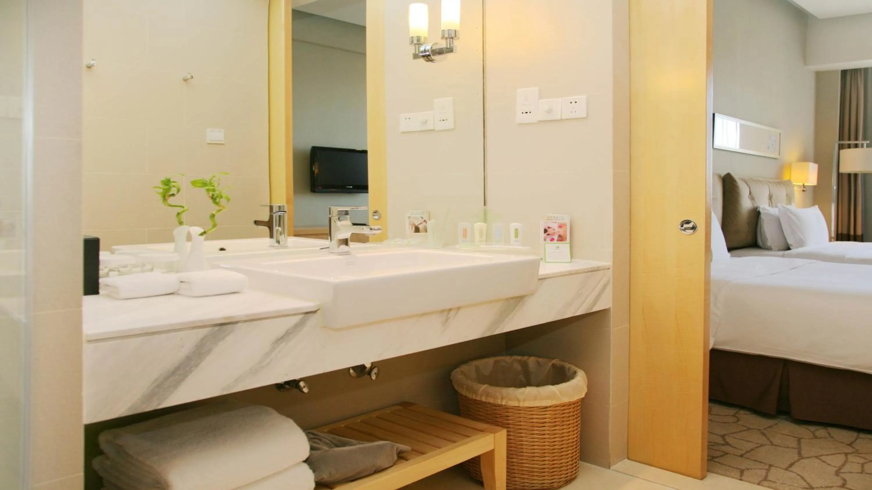 Bedroom, Bed in Holiday Inn Beijing Deshengmen by IHG on 2nd Ring Road Extension 10-15 minute taxi ride to Shichahai Lama Temple Drum Tower Close to Beijing North Station for Badaling Great Wall Near Exit B Jishuitan Metro Line 2