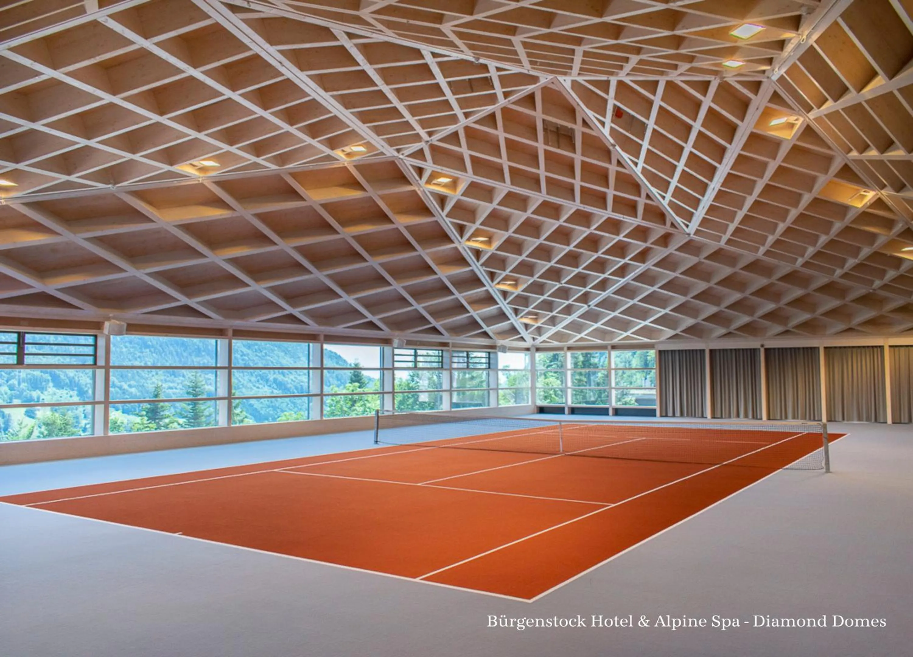 Tennis court in Bürgenstock Hotel & Alpine Spa