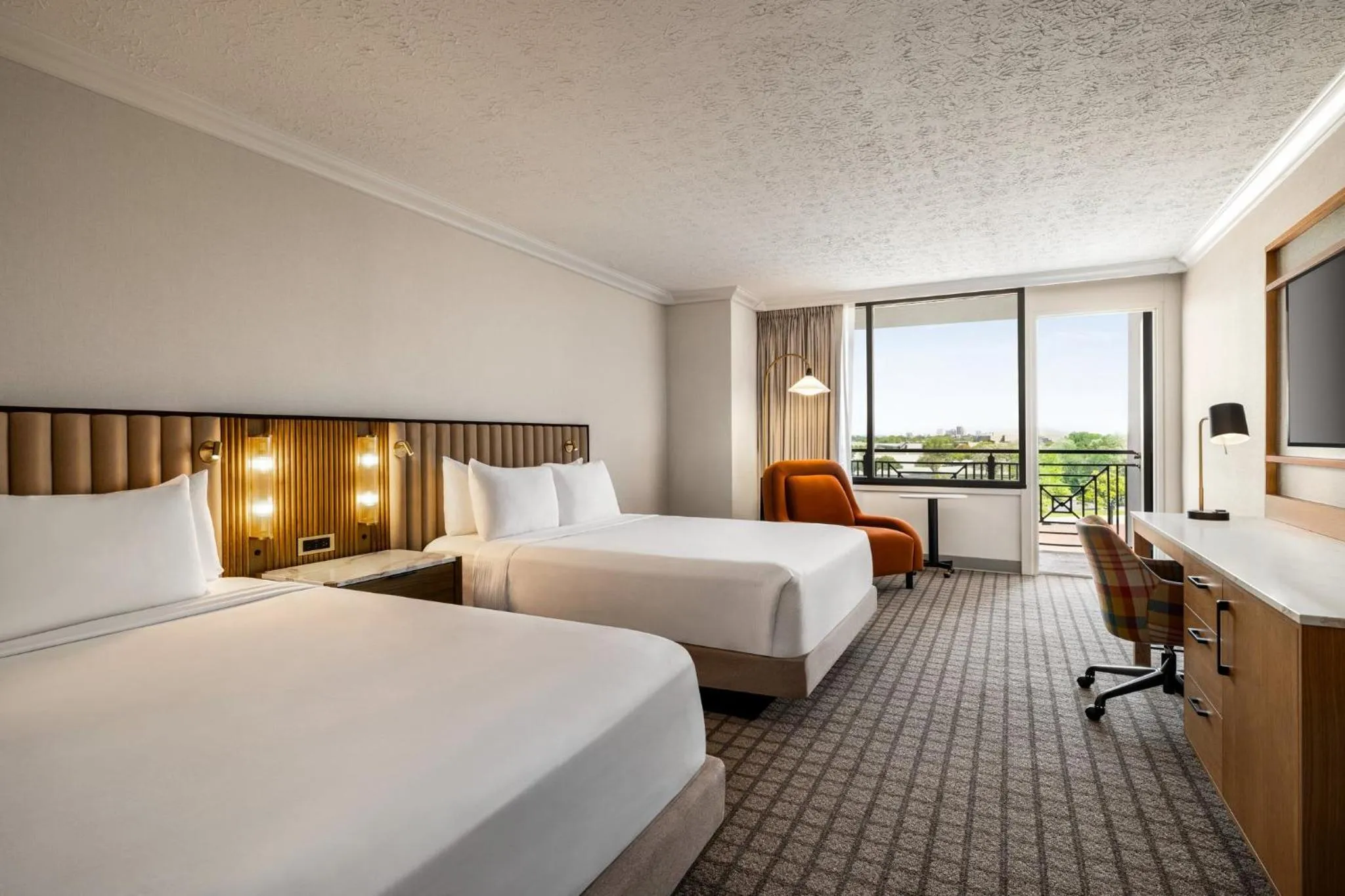 Photo of the whole room, Bed in Crowne Plaza Louisville Airport Expo Ctr by IHG