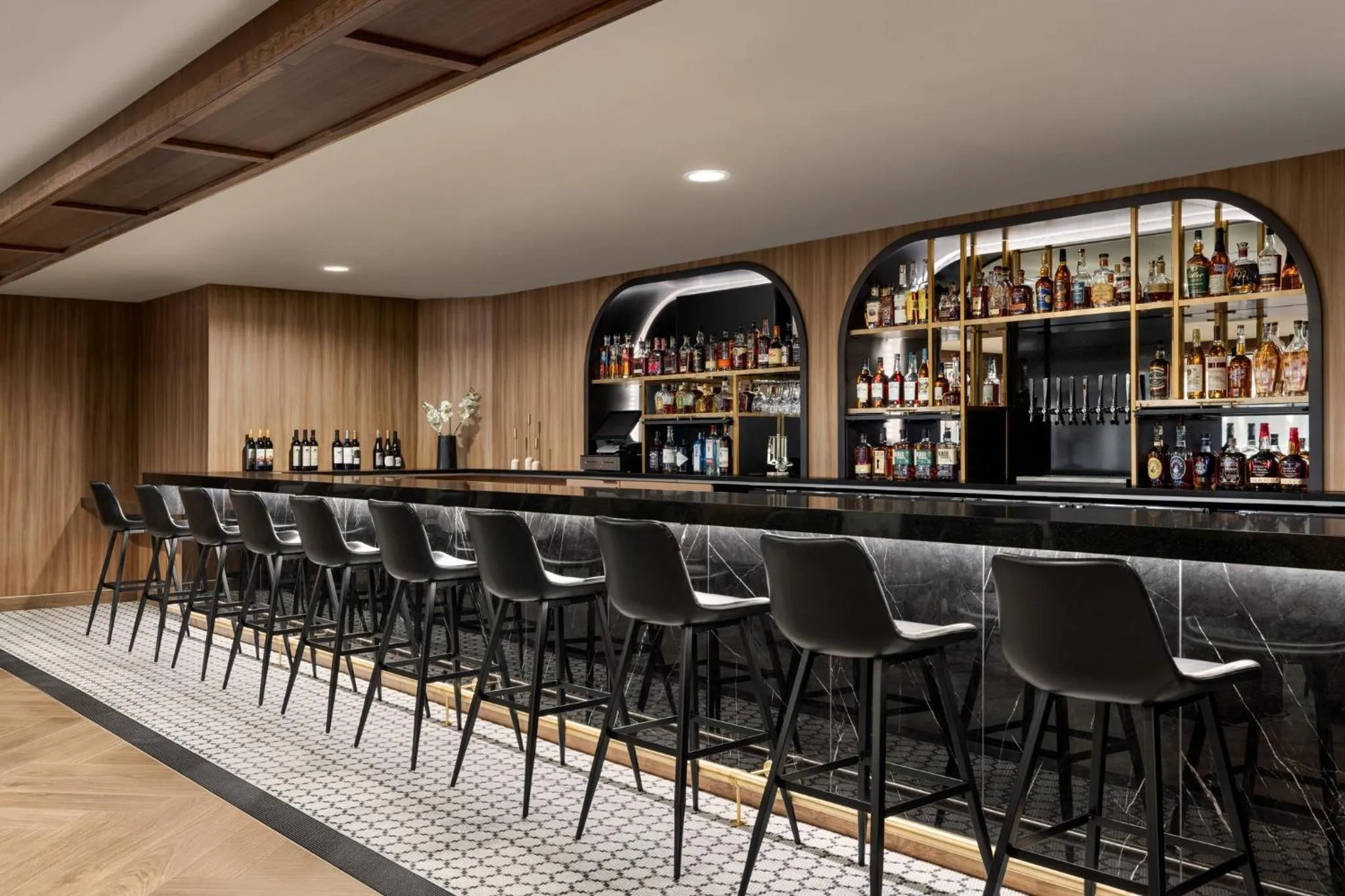 Lounge or bar in Crowne Plaza Louisville Airport Expo Ctr by IHG