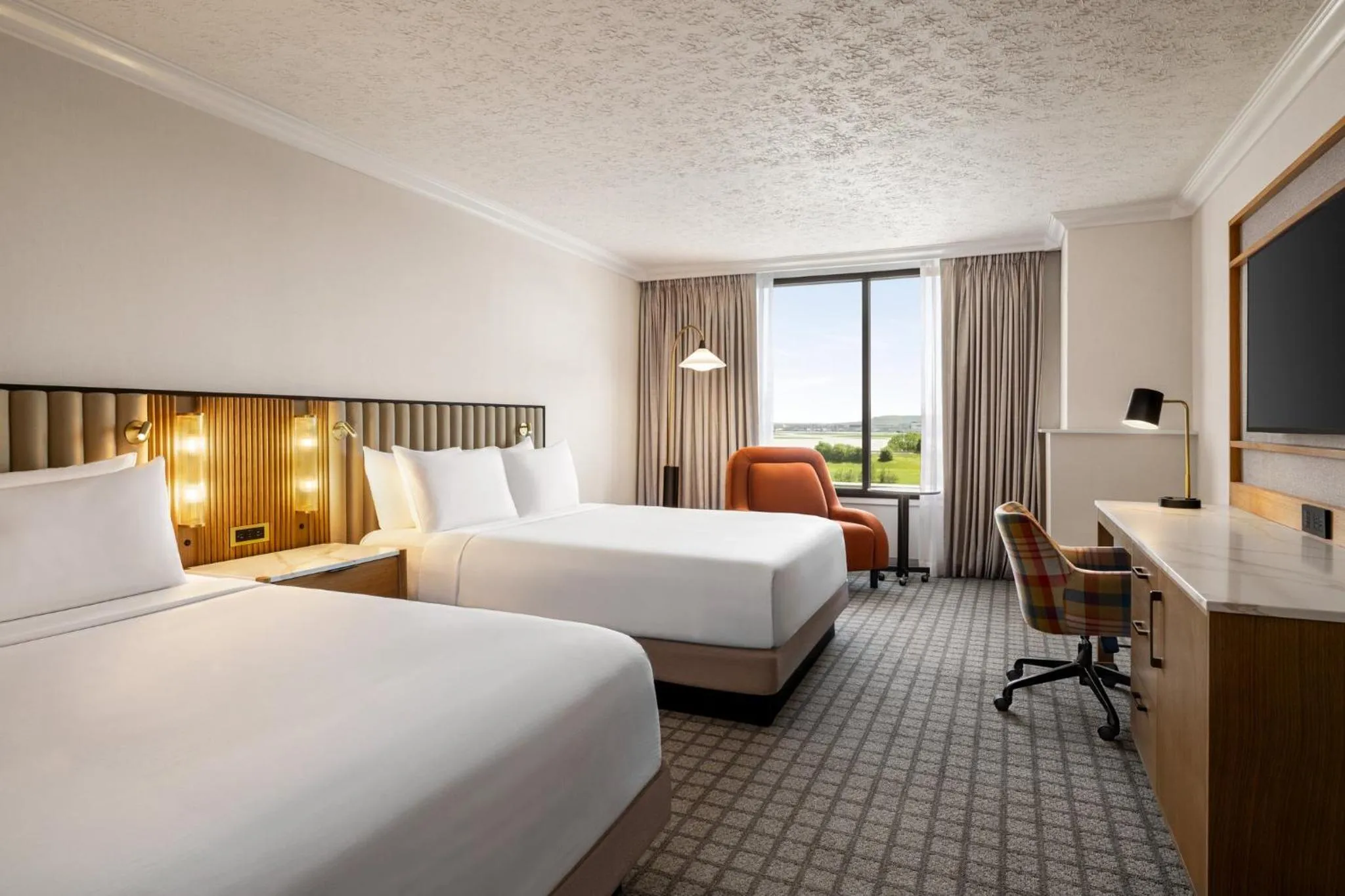 Photo of the whole room, Bed in Crowne Plaza Louisville Airport Expo Ctr by IHG