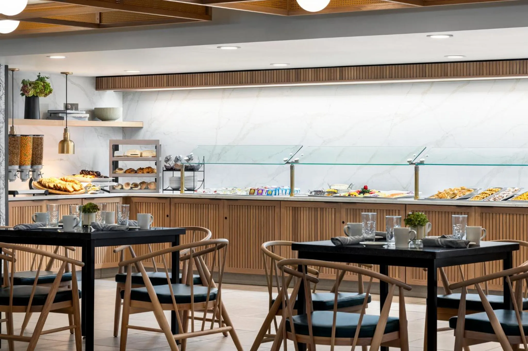 Restaurant/places to eat in Crowne Plaza Louisville Airport Expo Ctr by IHG