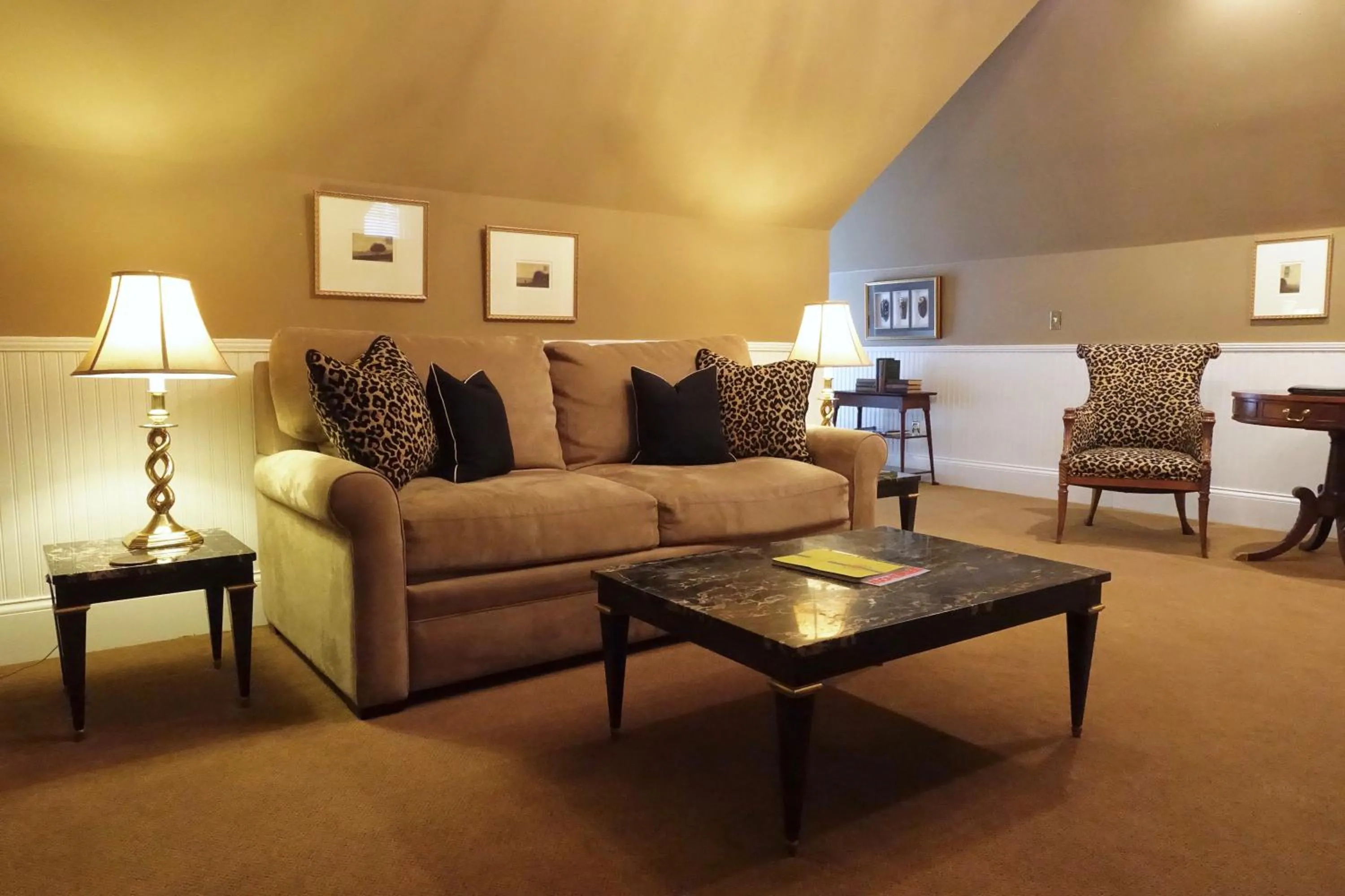 Living room in Bluff View Inn