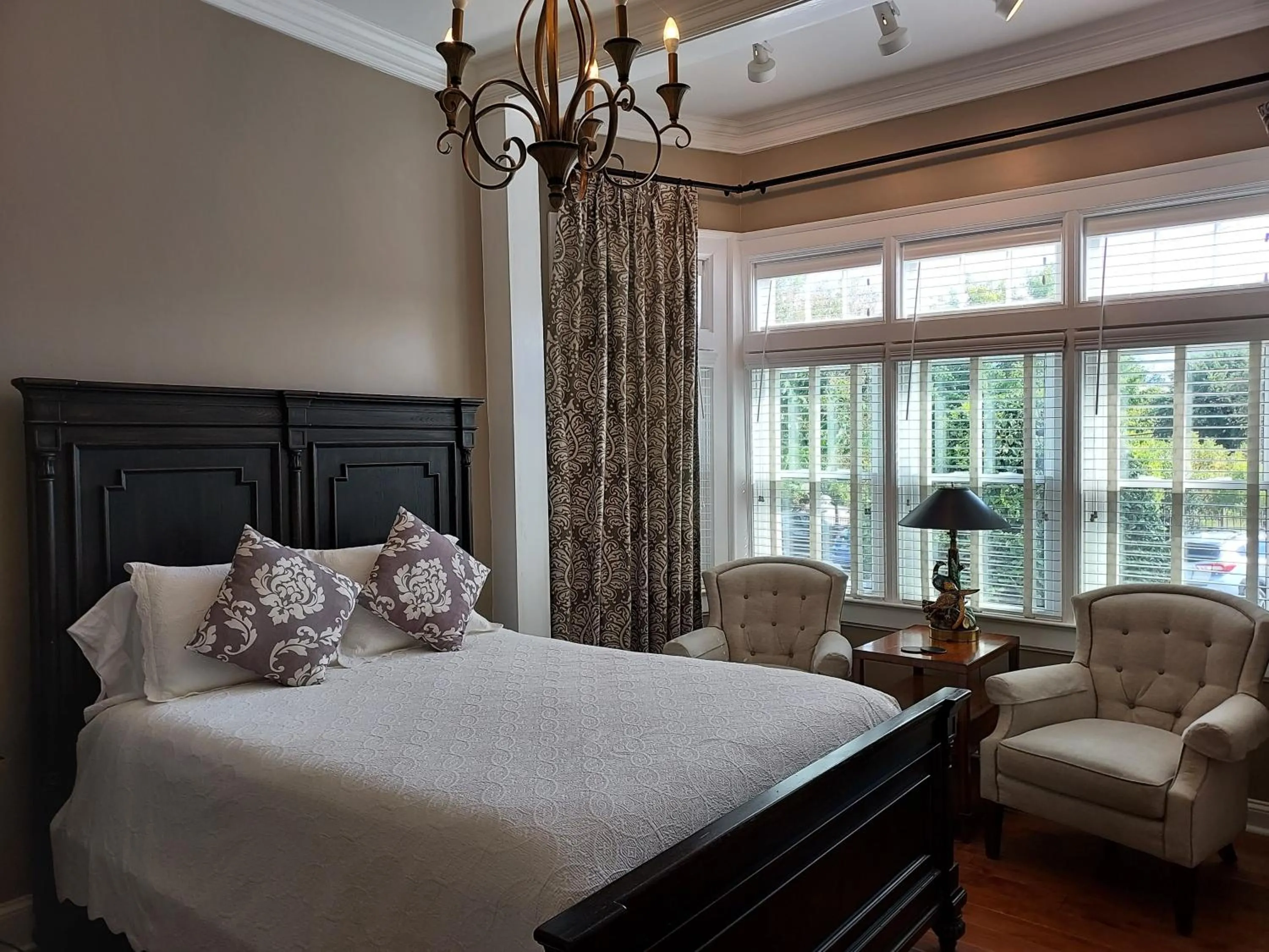 Bed in Bluff View Inn