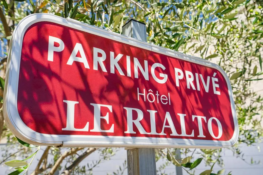 Parking in Logis Hôtel- Hôtel Restaurant Le Rialto