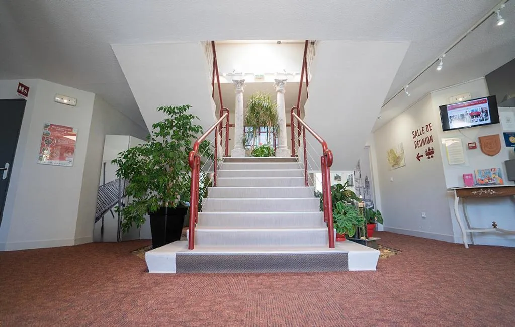 Lobby or reception in Logis Hôtel- Hôtel Restaurant Le Rialto