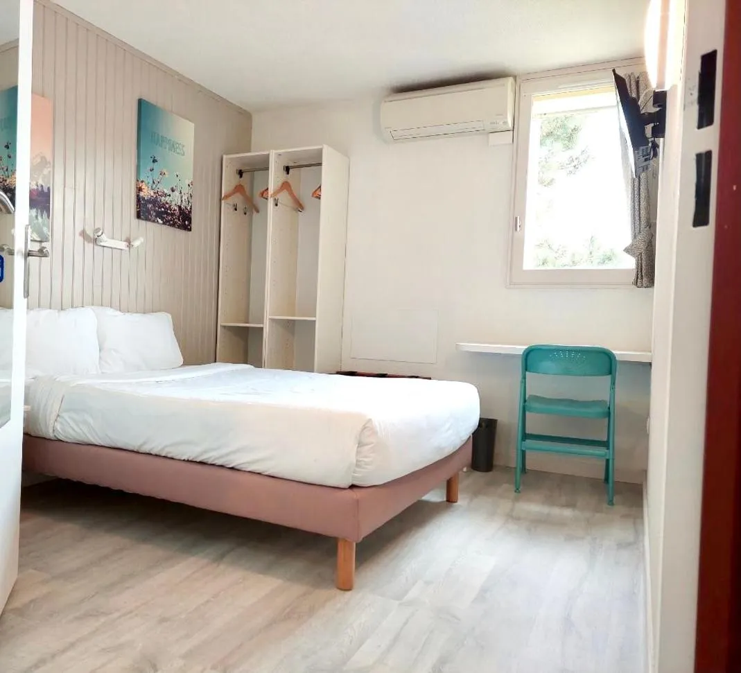 Bedroom, Bed in Logis Hôtel- Hôtel Restaurant Le Rialto