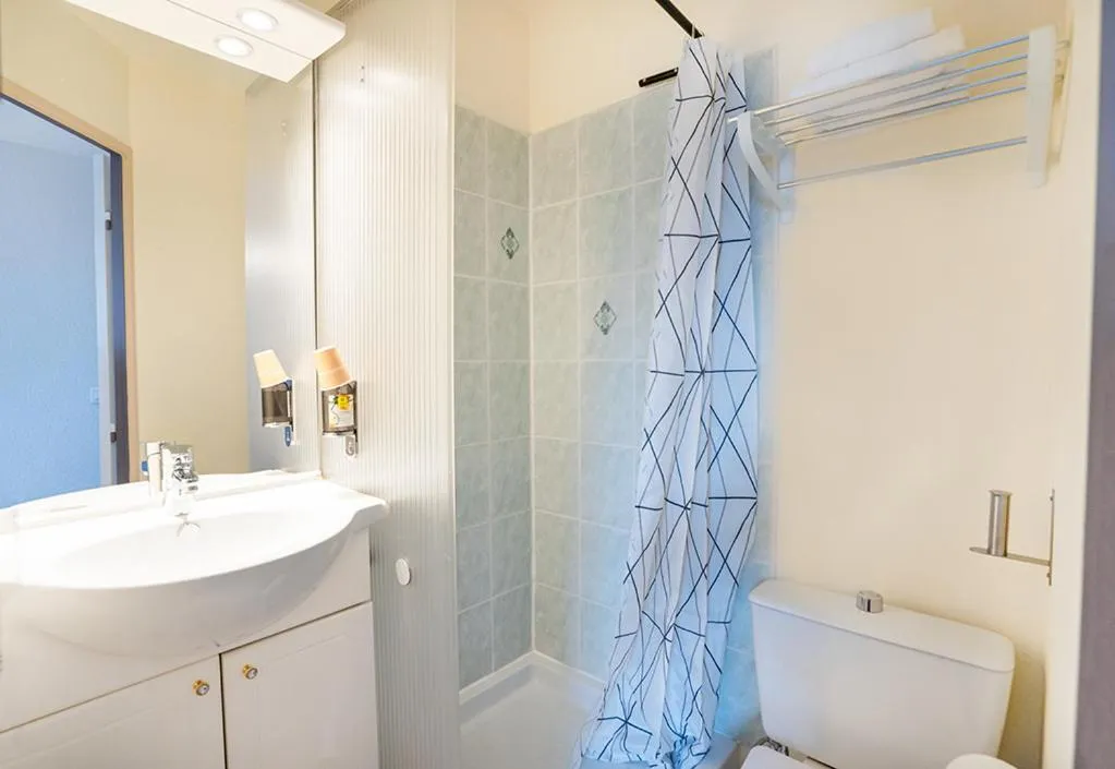 Bathroom in Logis Hôtel- Hôtel Restaurant Le Rialto