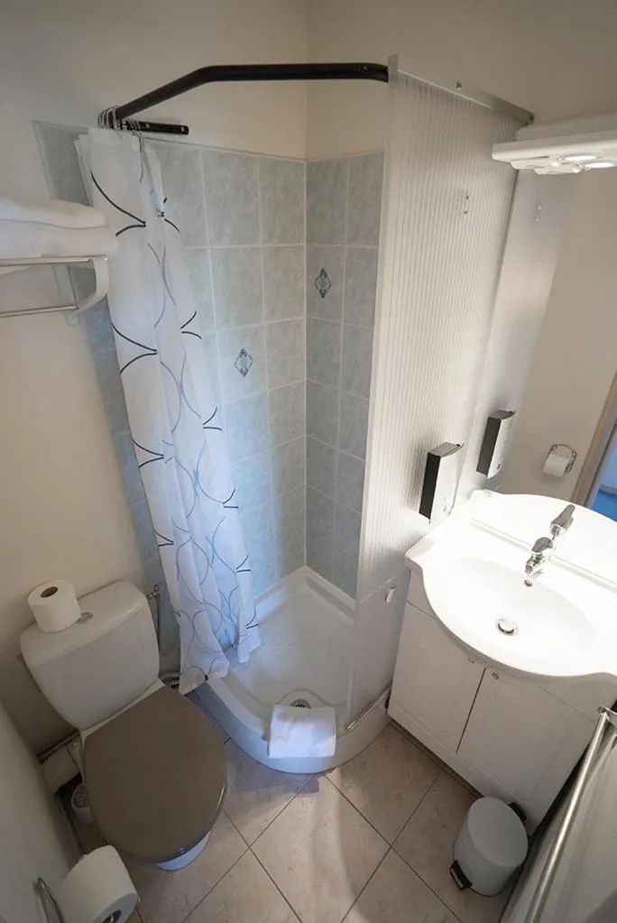 Shower in Logis Hôtel- Hôtel Restaurant Le Rialto