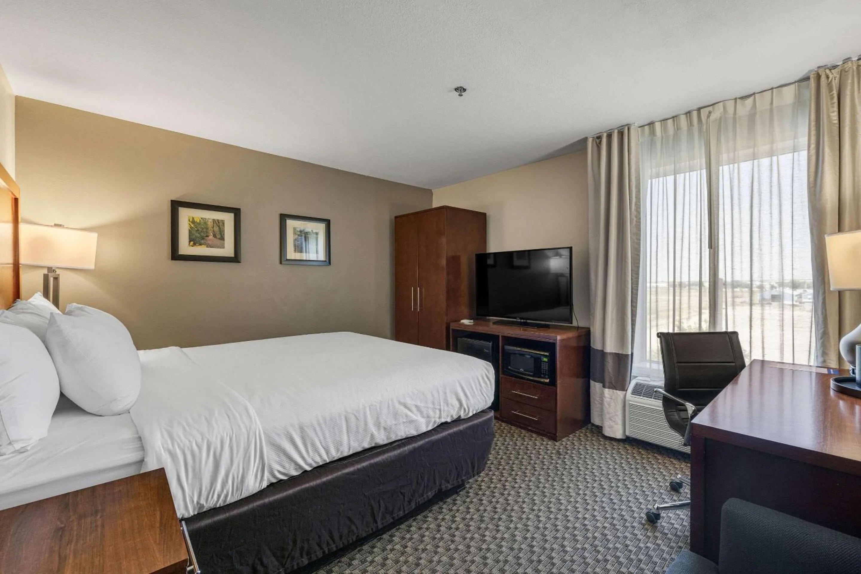 Bedroom, Bed in Comfort Inn & Suites Logan Near University