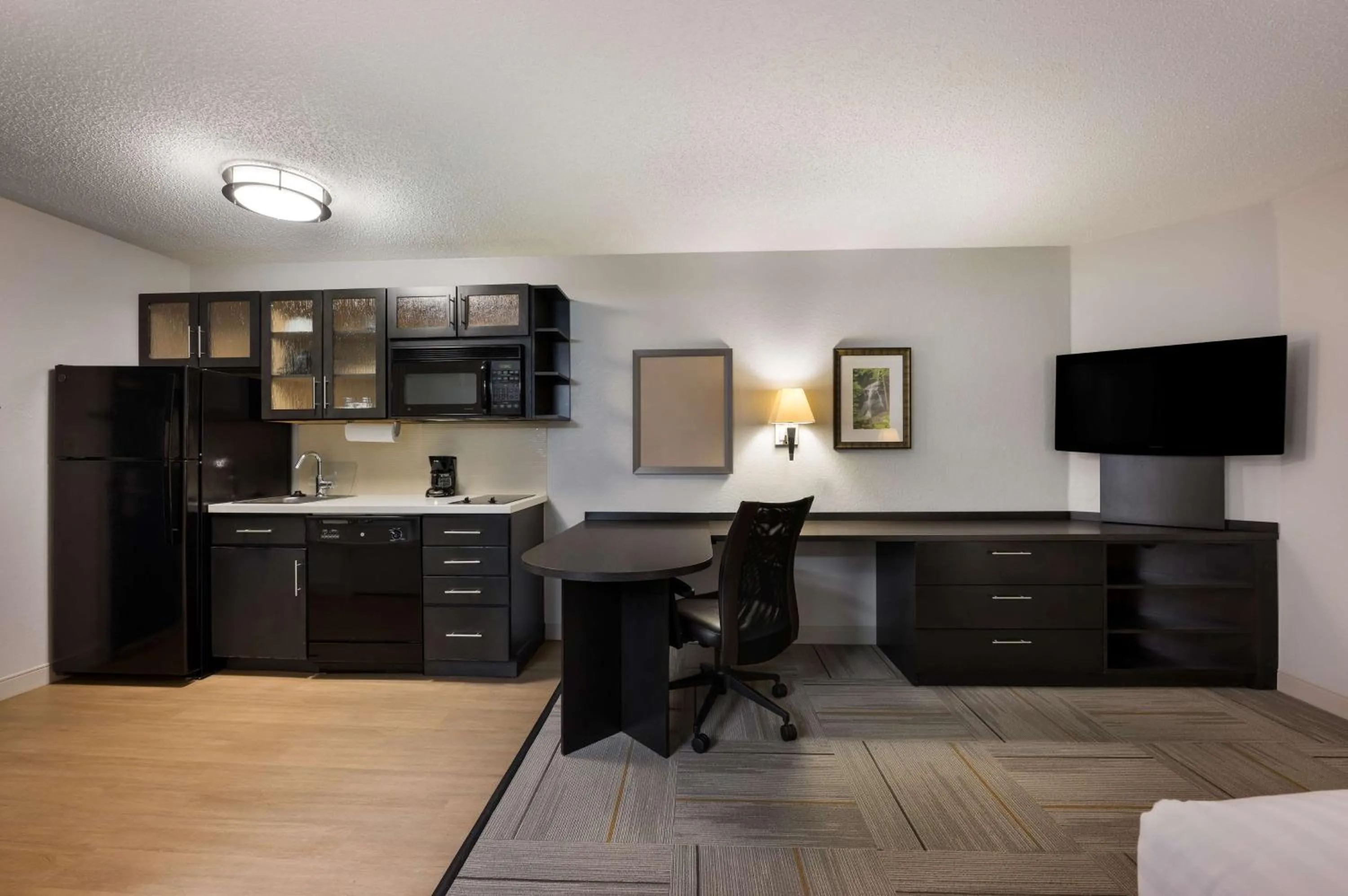 Kitchen or kitchenette in Sonesta Simply Suites Huntsville Research Park