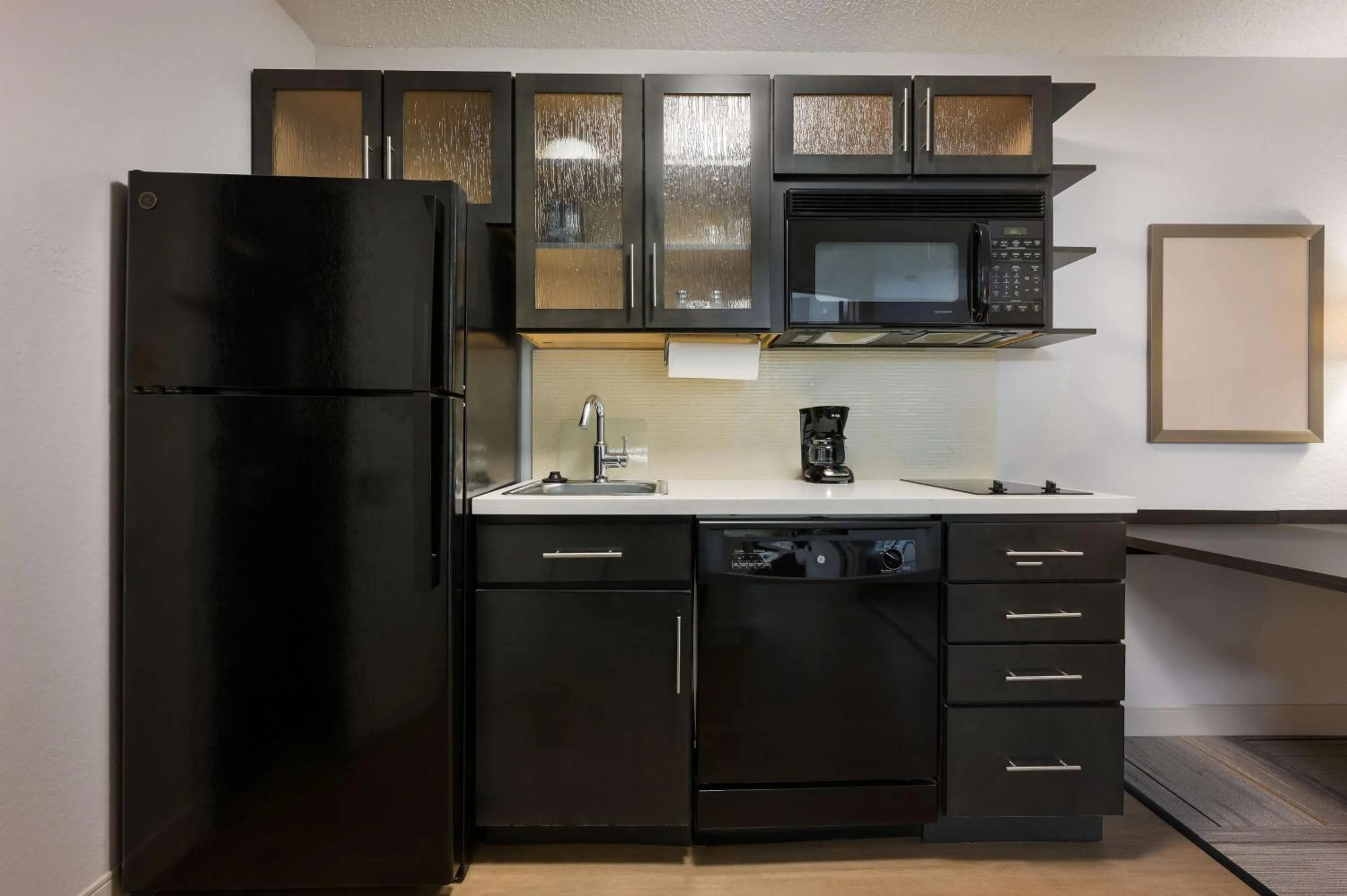 Kitchen or kitchenette in Sonesta Simply Suites Huntsville Research Park