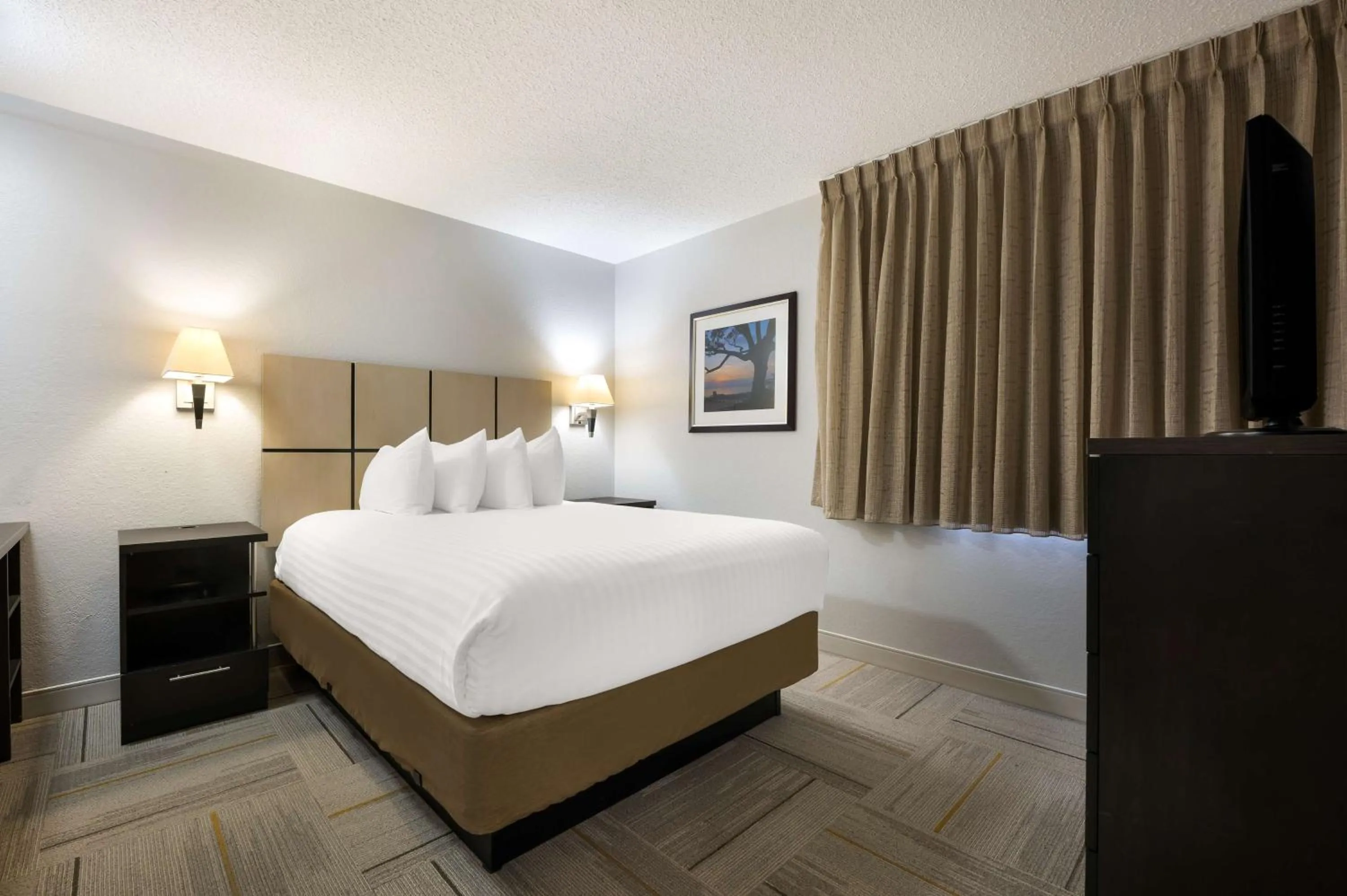 Photo of the whole room, Bed in Sonesta Simply Suites Huntsville Research Park