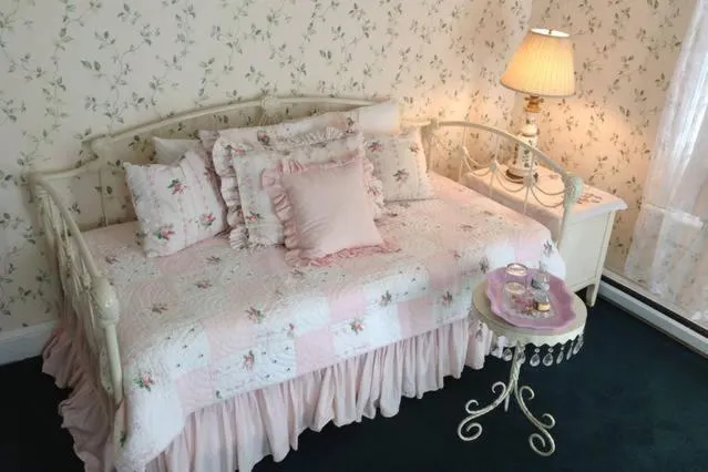 Living room, Bed in Walden on the Pond