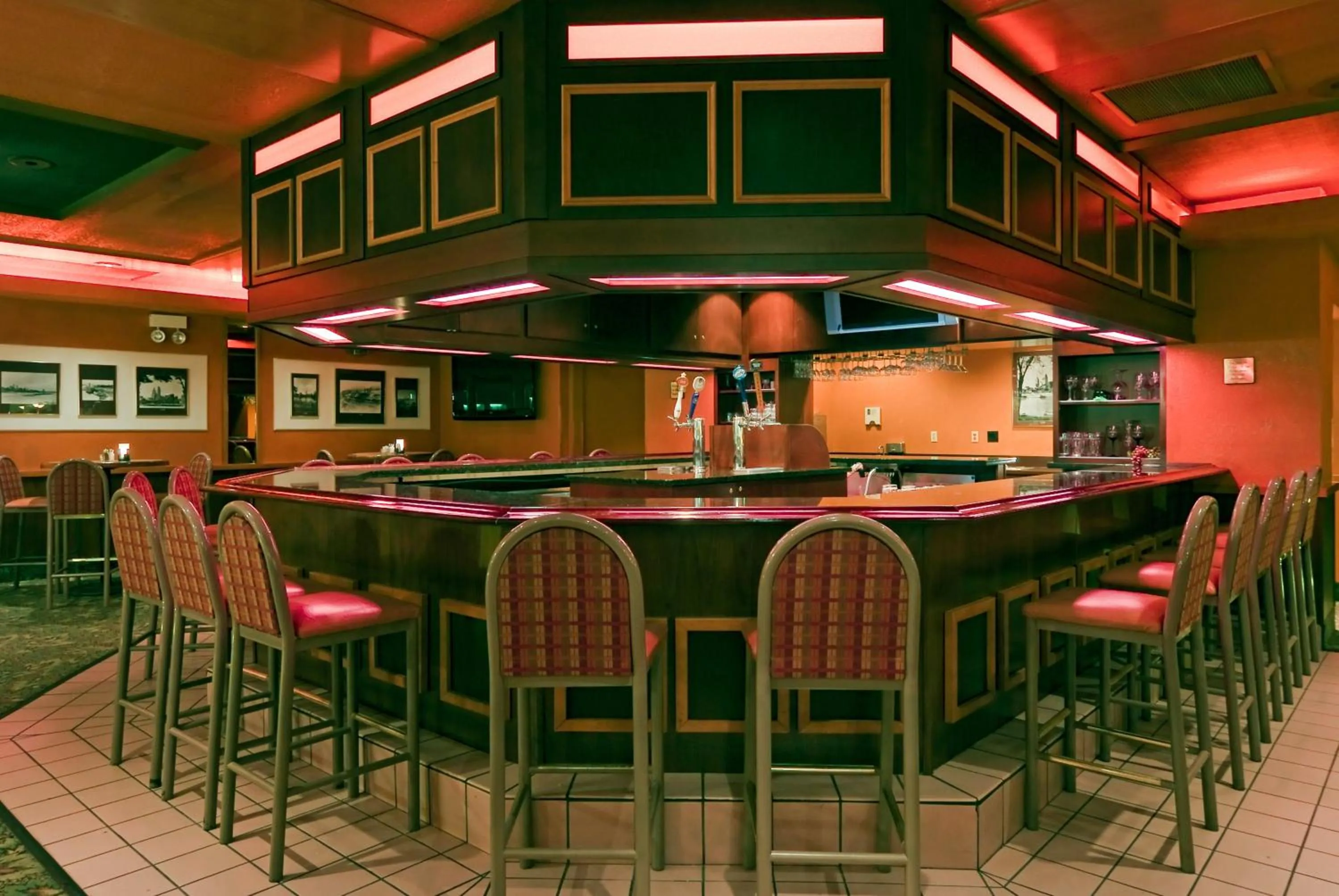 Lounge or bar in Holiday Inn Cincinnati Airport by IHG