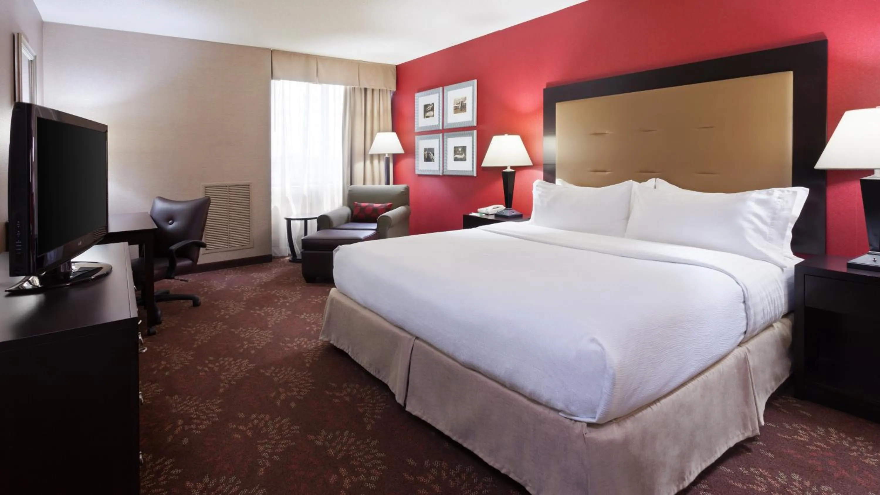 Bed in Holiday Inn Cincinnati Airport by IHG