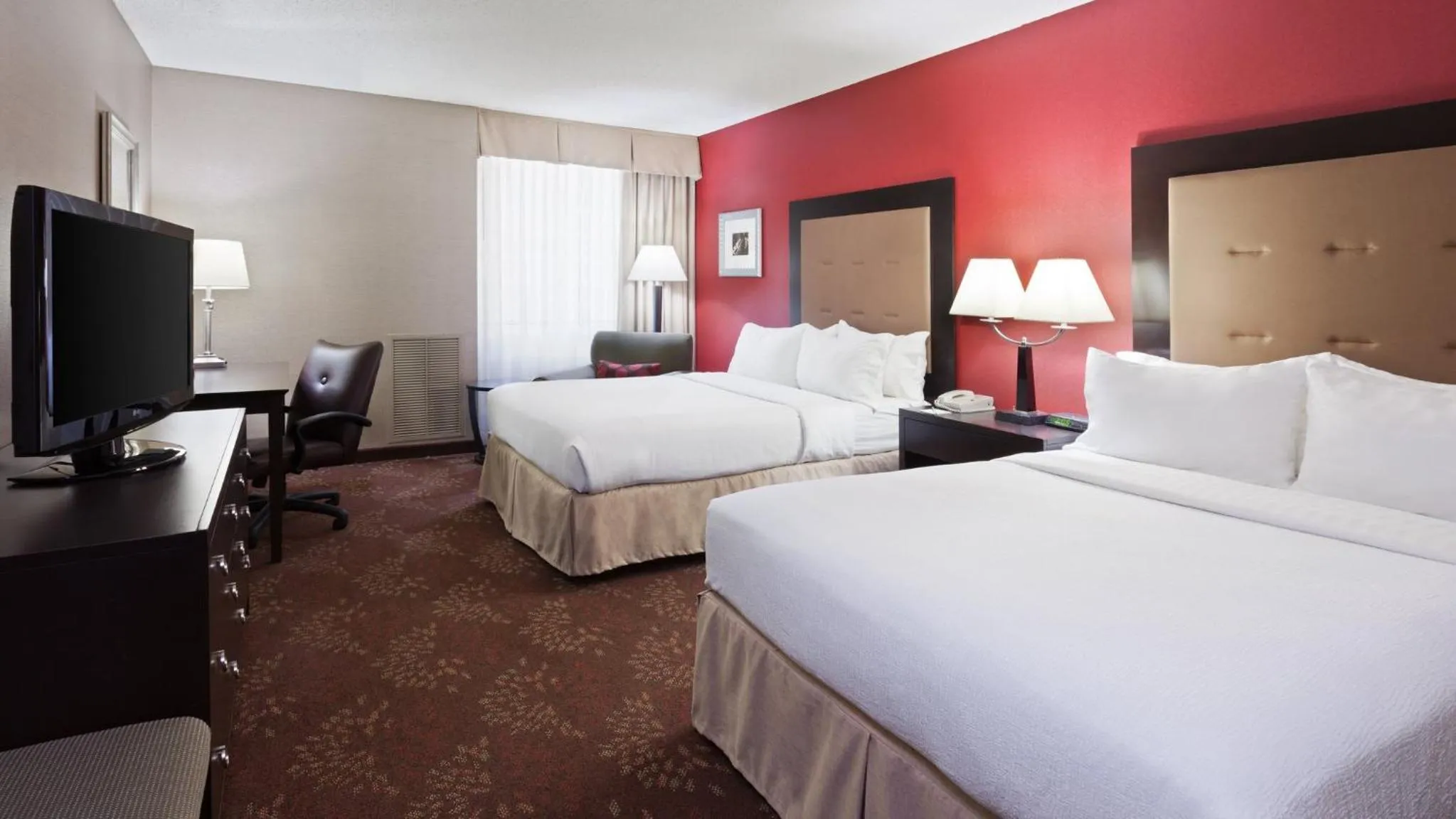 Photo of the whole room, Bed in Holiday Inn Cincinnati Airport by IHG