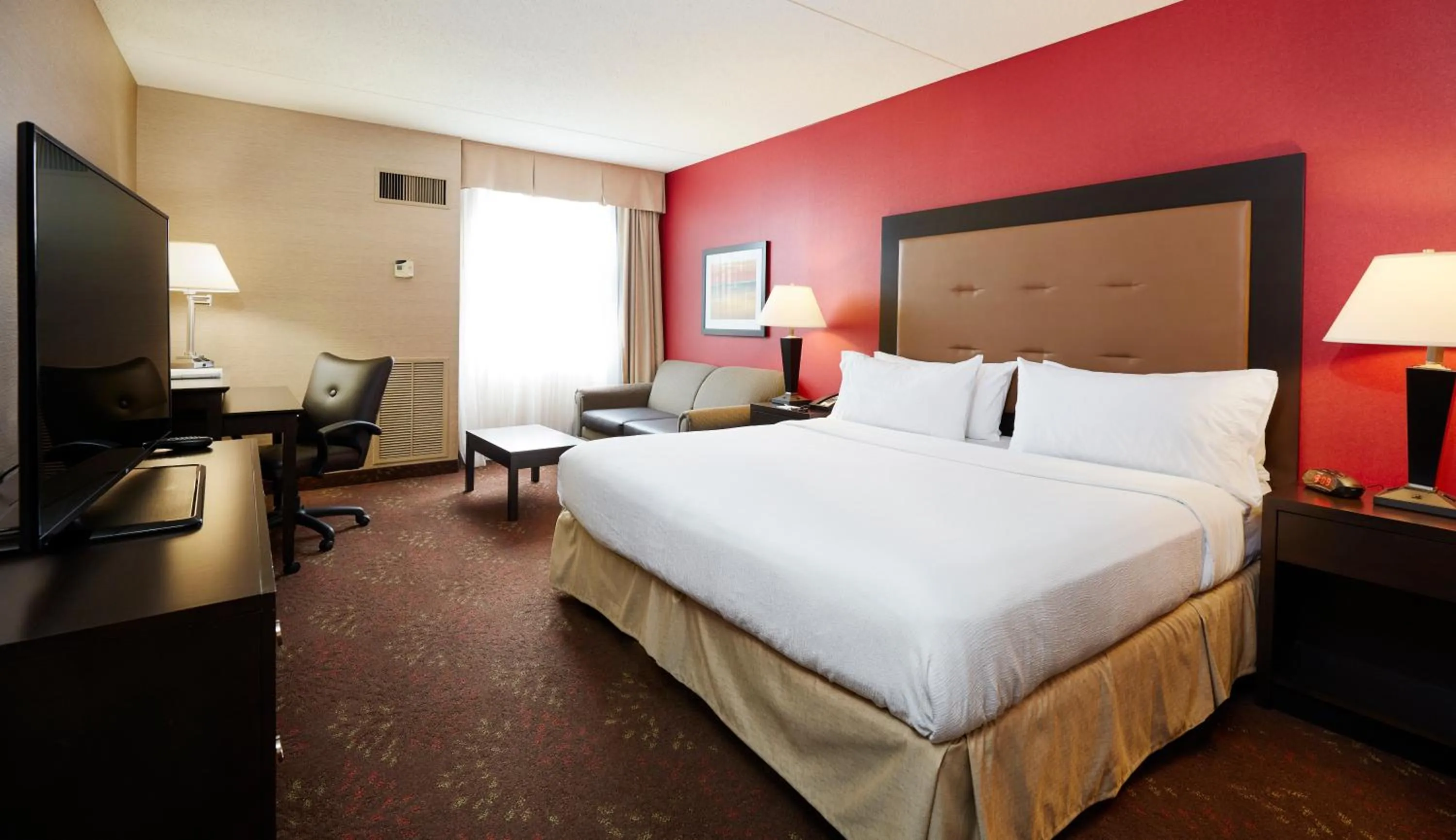 Photo of the whole room, Bed in Holiday Inn Cincinnati Airport by IHG