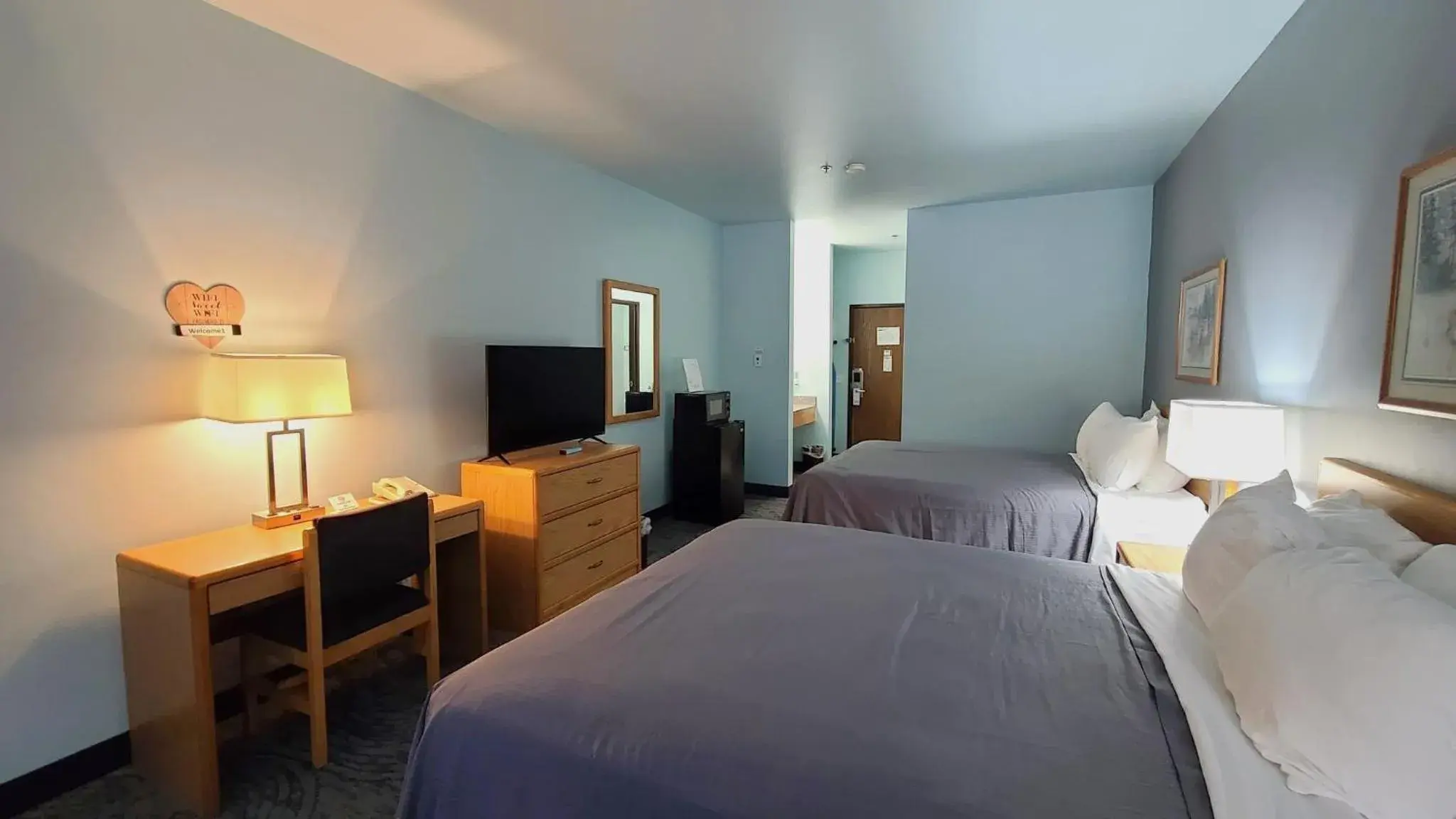 Single Room with Two Queen Beds No Pets Allowed in Bay Inn Single Room with Two Queen Beds No Pets Allowed in Bay Inn