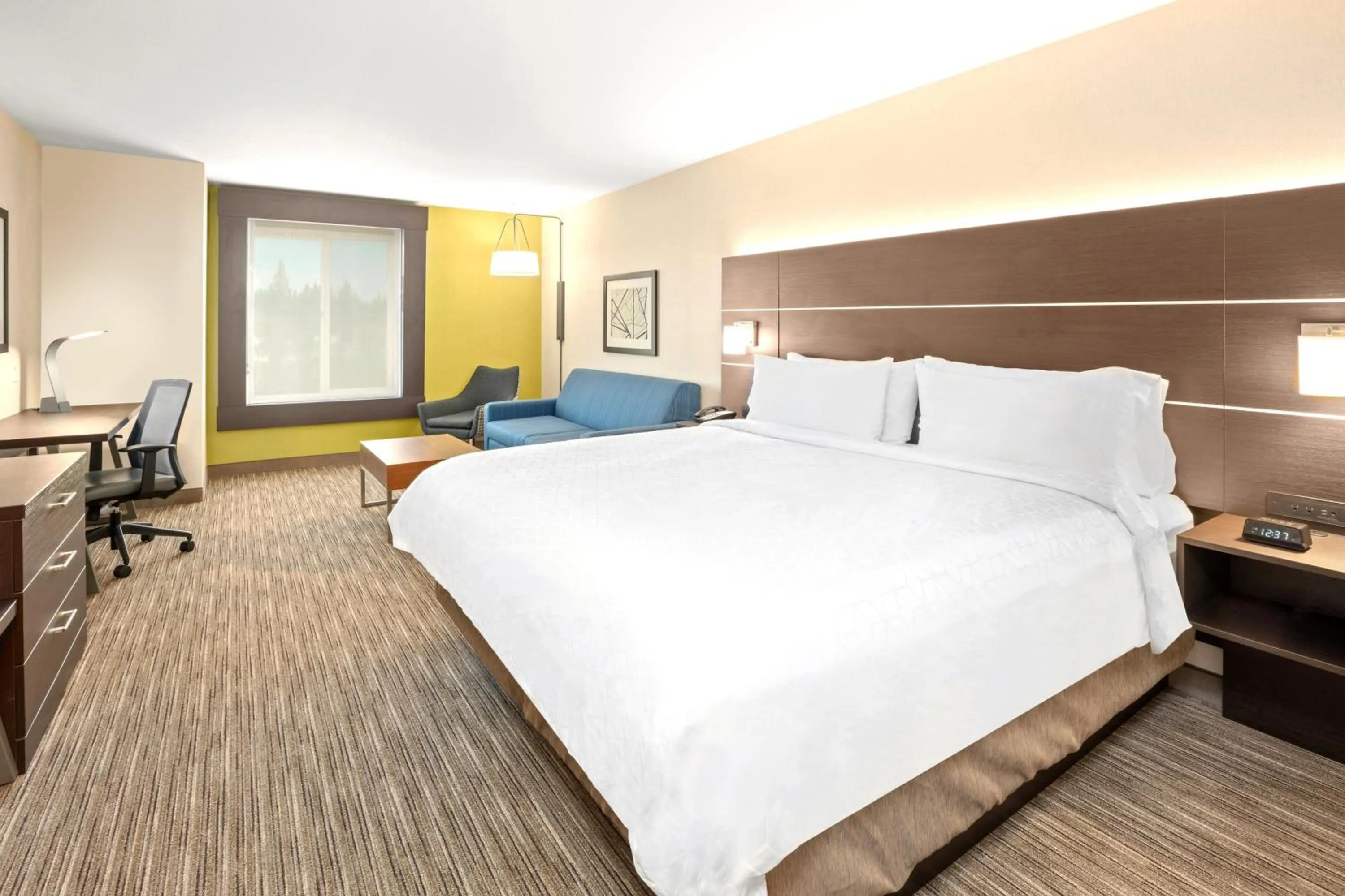 Photo of the whole room, Bed in Holiday Inn Express Hotel & Suites Marysville by IHG