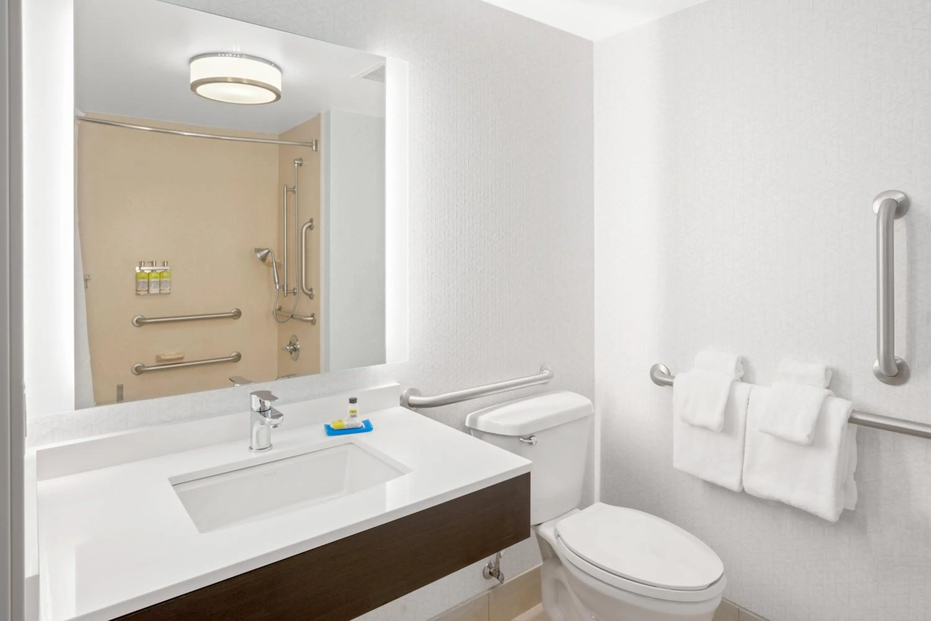 Photo of the whole room in Holiday Inn Express Hotel & Suites Marysville by IHG