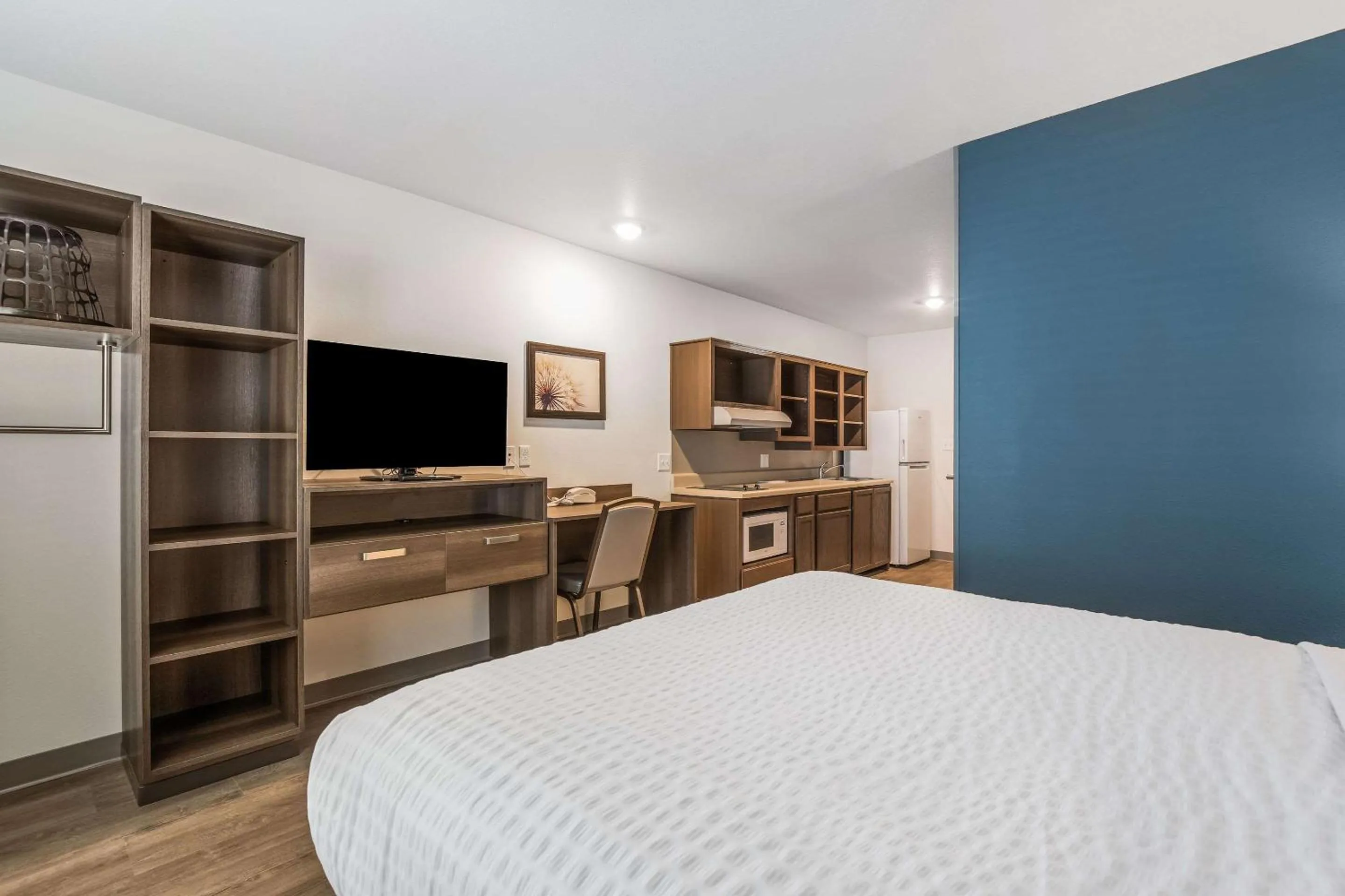 Photo of the whole room, Bed in WoodSpring Suites Chicago Midway