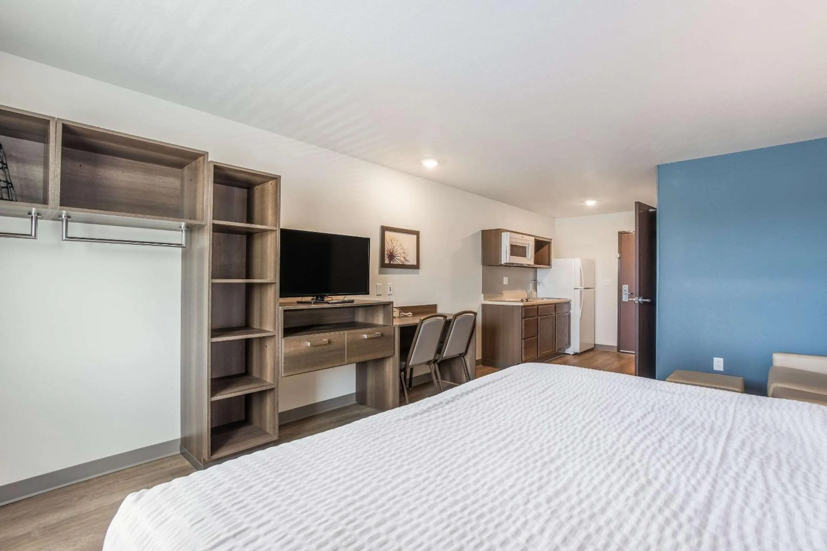 Photo of the whole room, Bed in WoodSpring Suites Chicago Midway