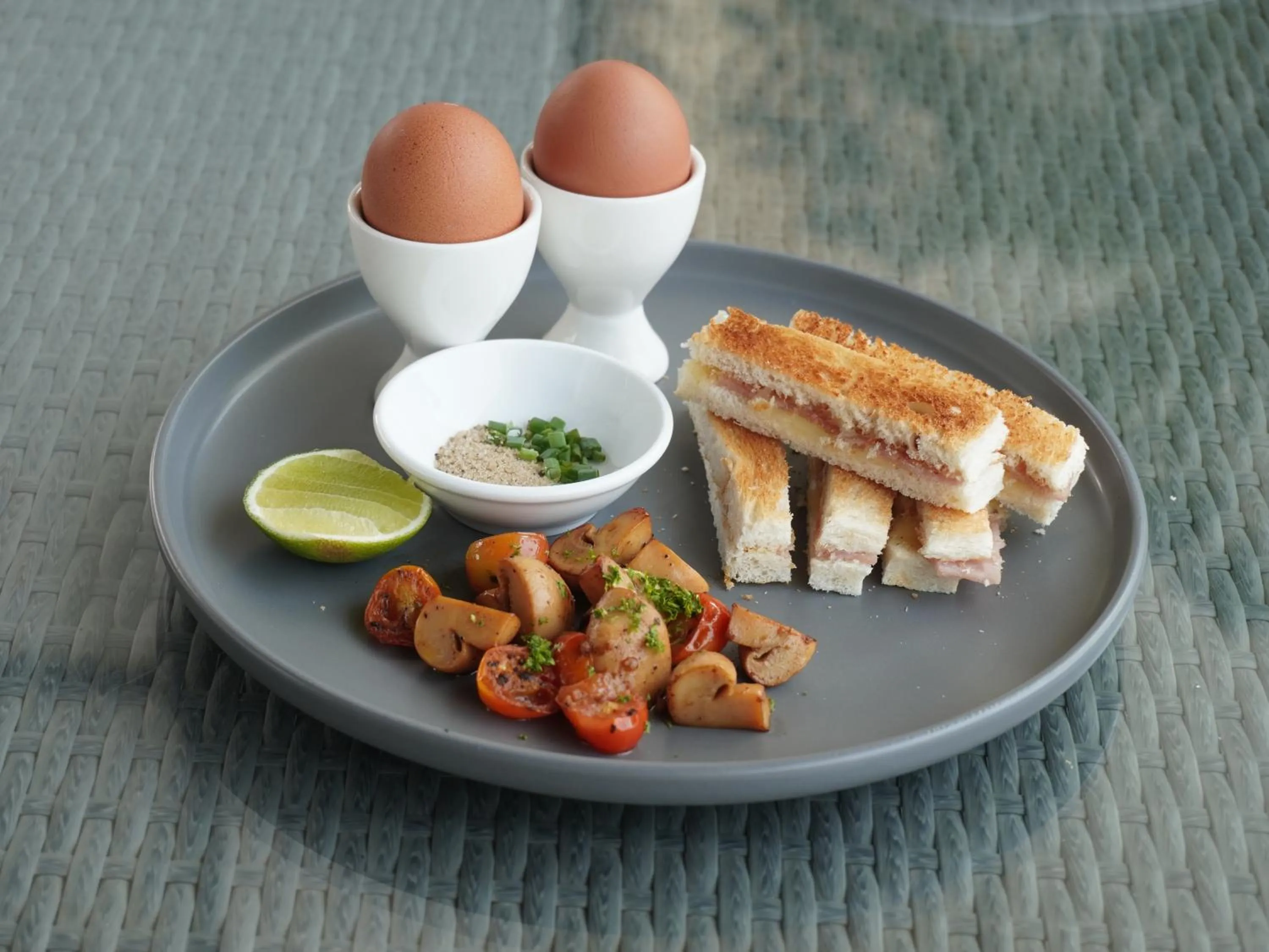 Restaurant/places to eat in Naki Suites @ Silvertown