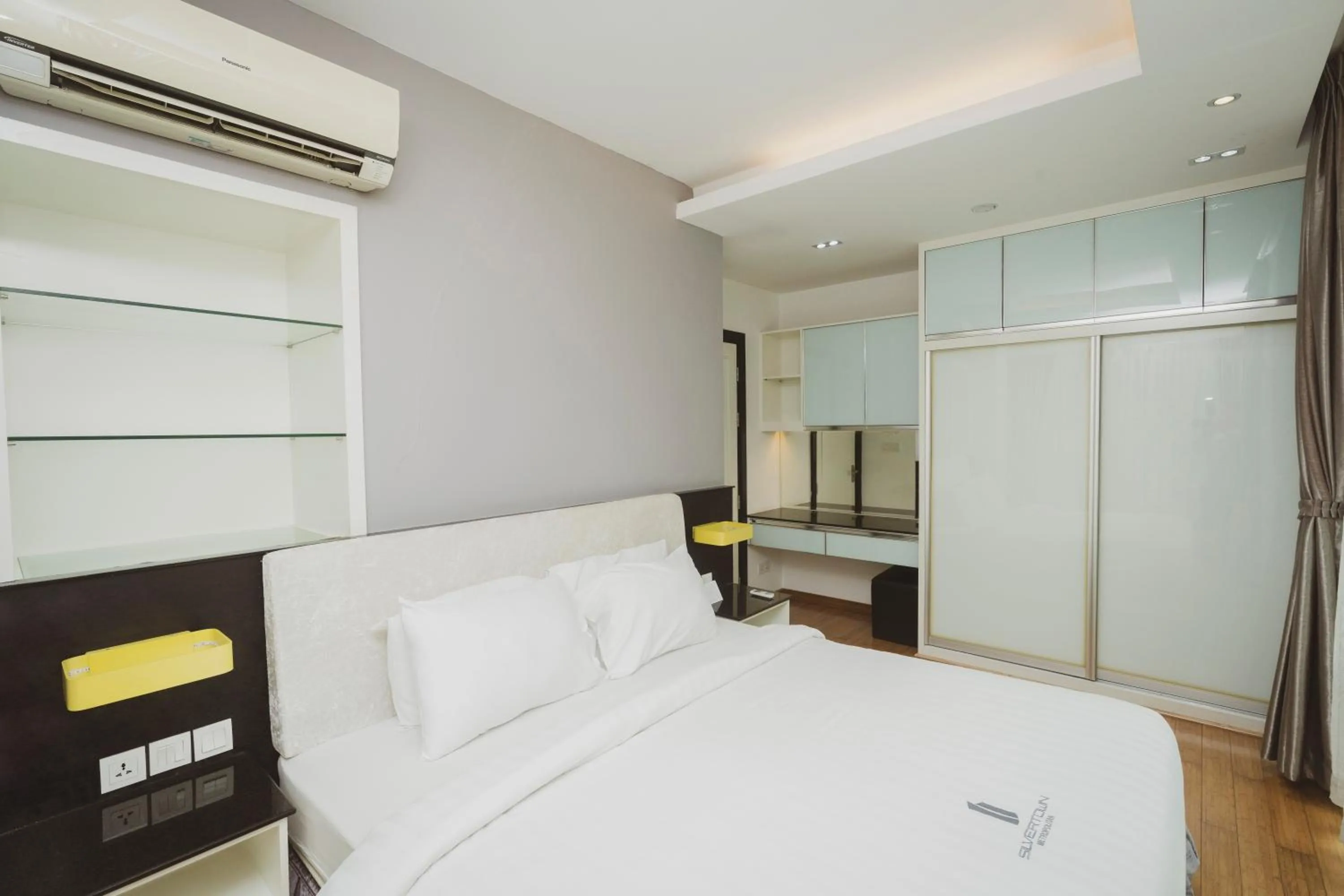 Bedroom, Bed in Naki Suites @ Silvertown