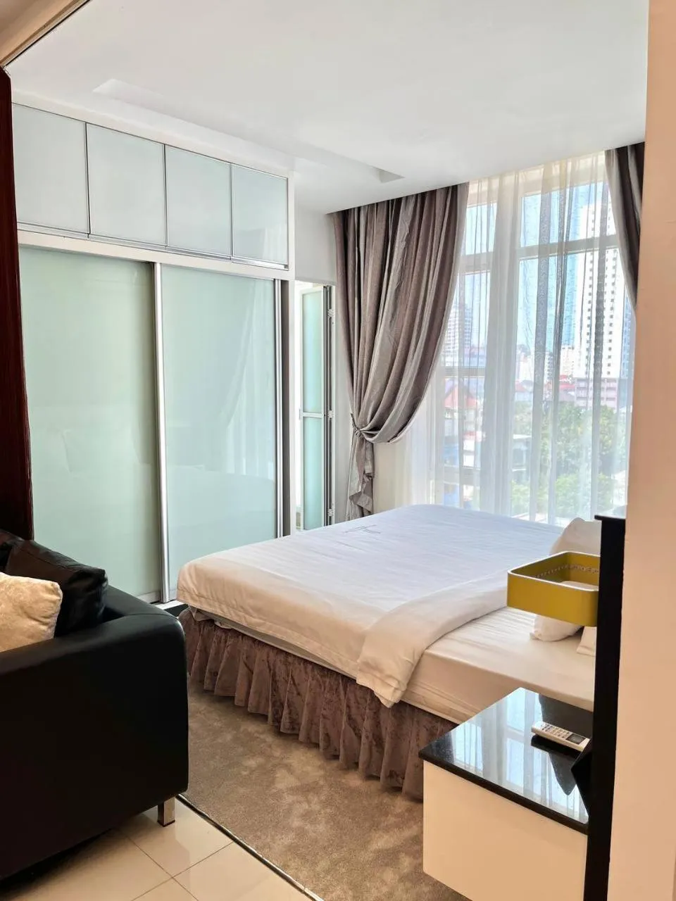 Street view, Bed in Naki Suites @ Silvertown